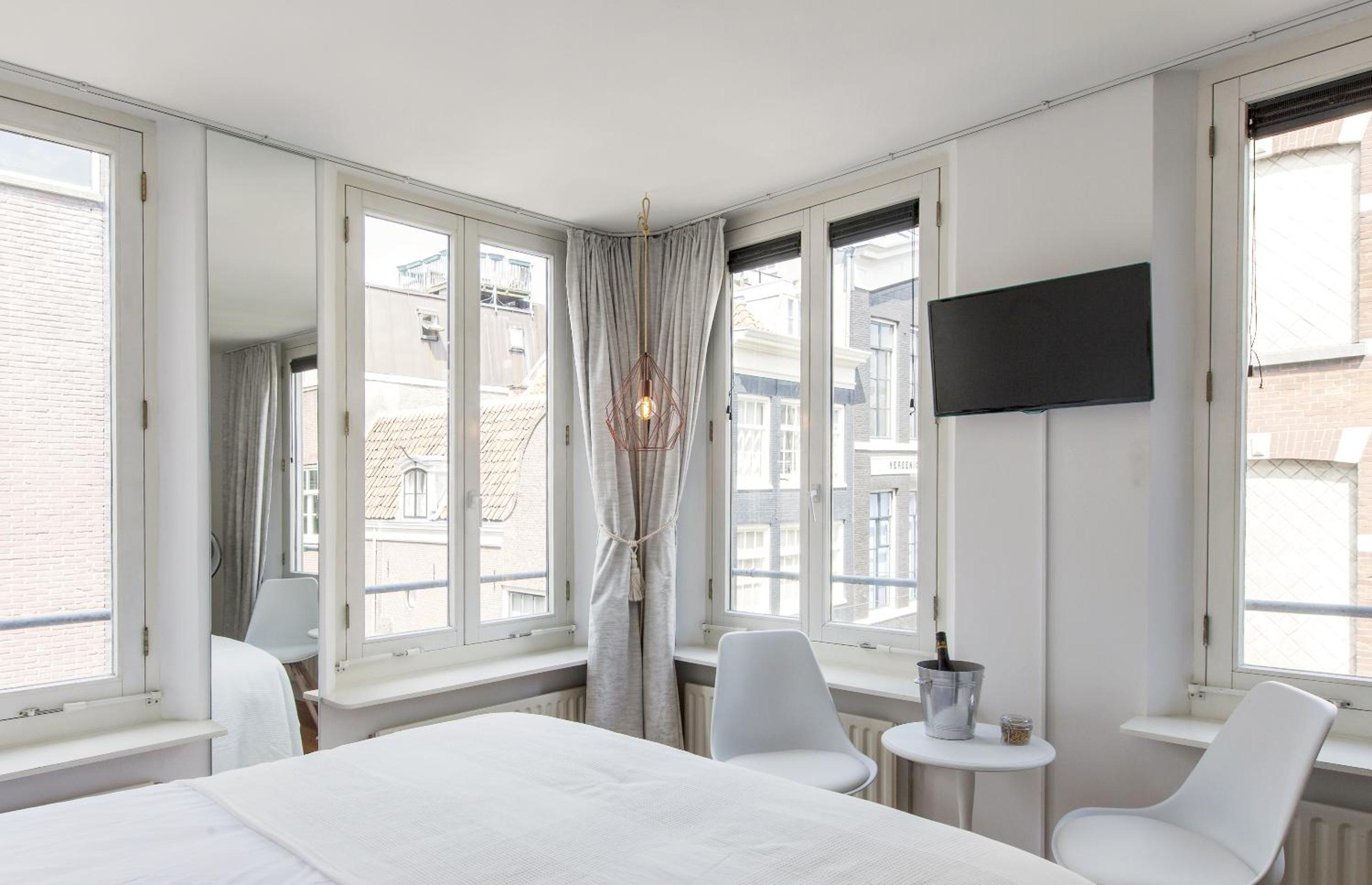 Jordaan Suite bed and bubbles