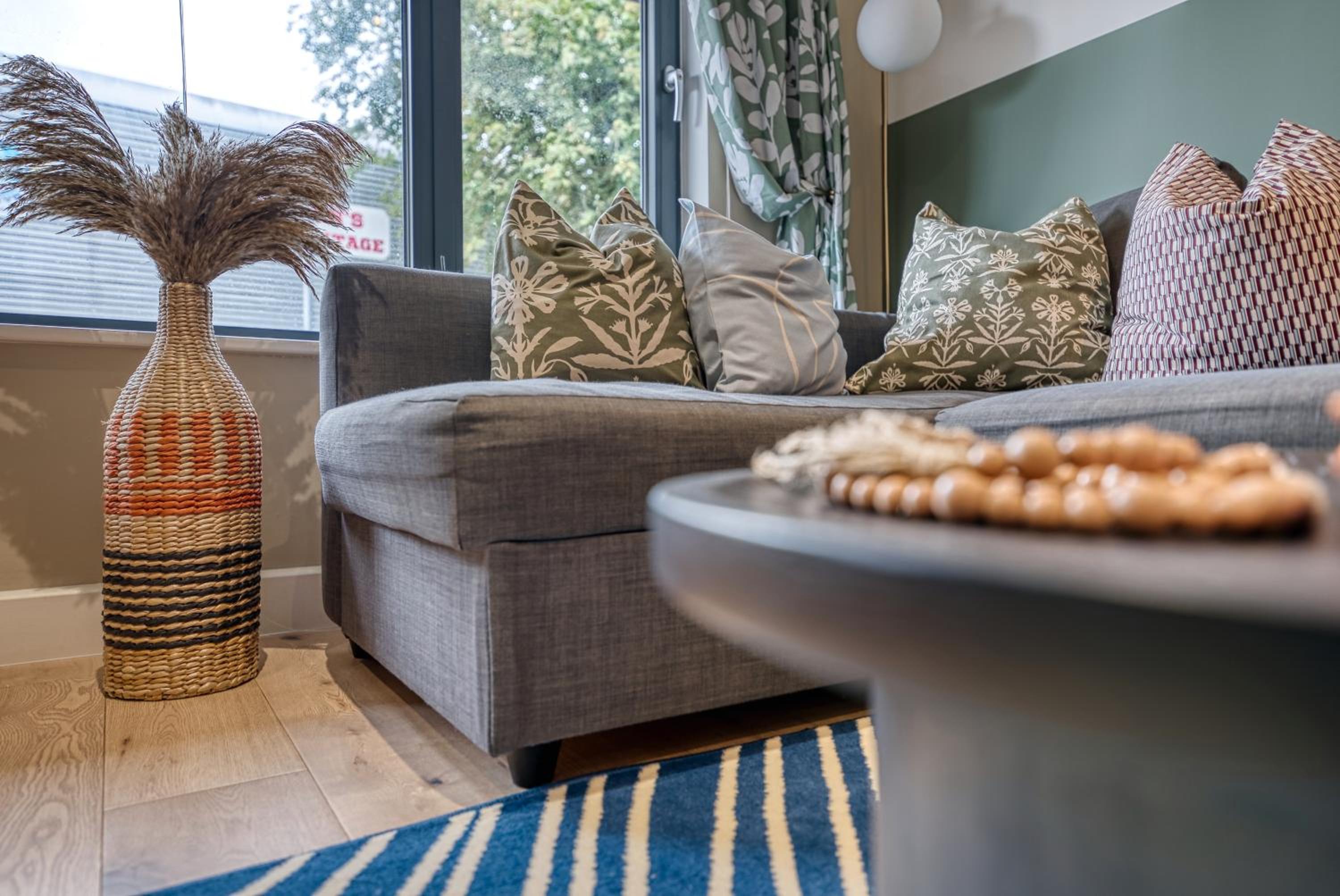 Ocean Village 1-Bedroom Luxurious, Stylish & Cosy Apartment, Central Location in Southampton, Sleeps 4 - by Blue Puffin Stays view 5