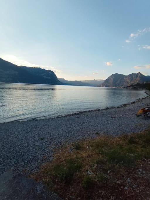 Open space fronte lago view 3