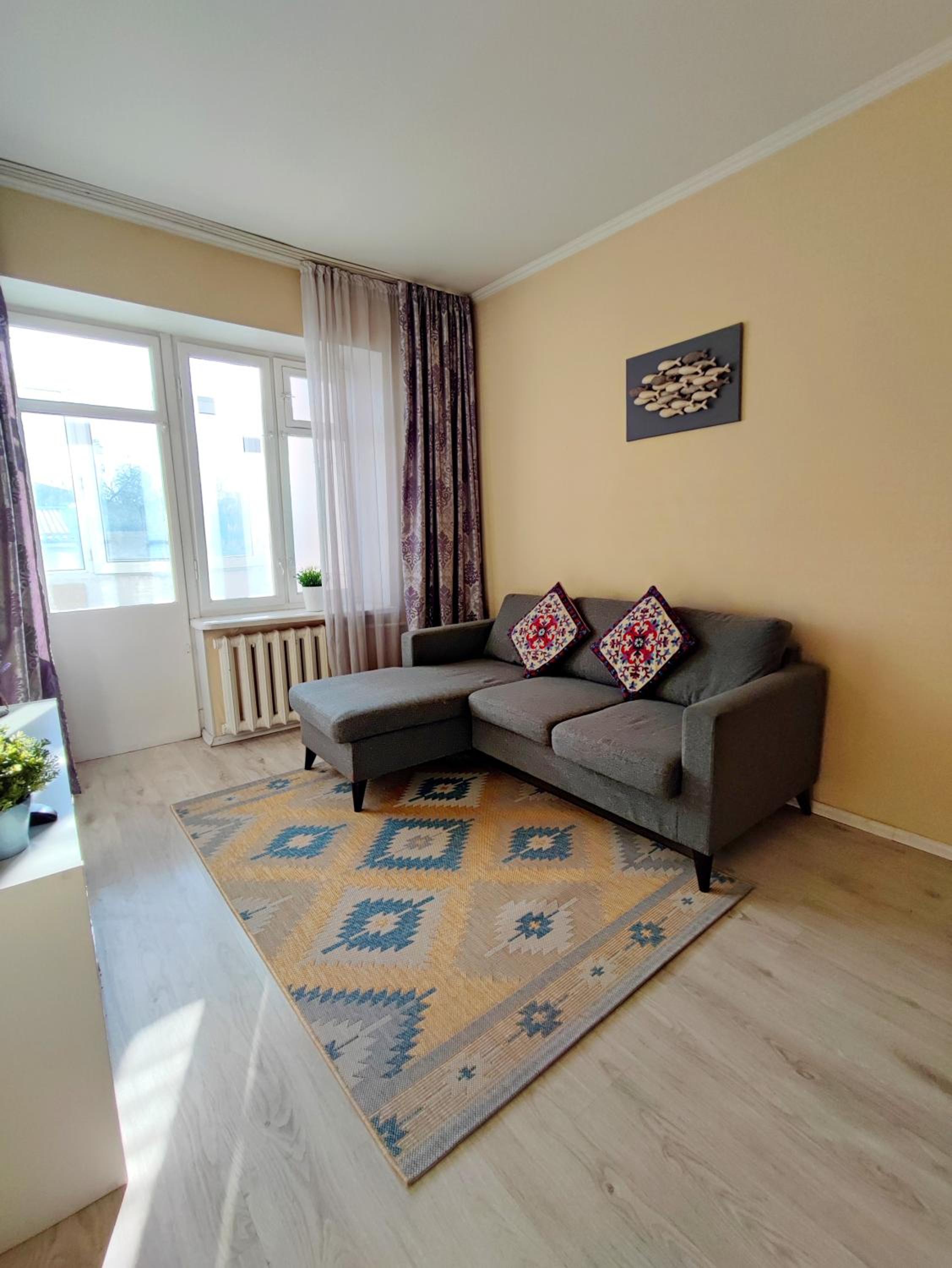 Charming City Center Oak Park Apartment view 2
