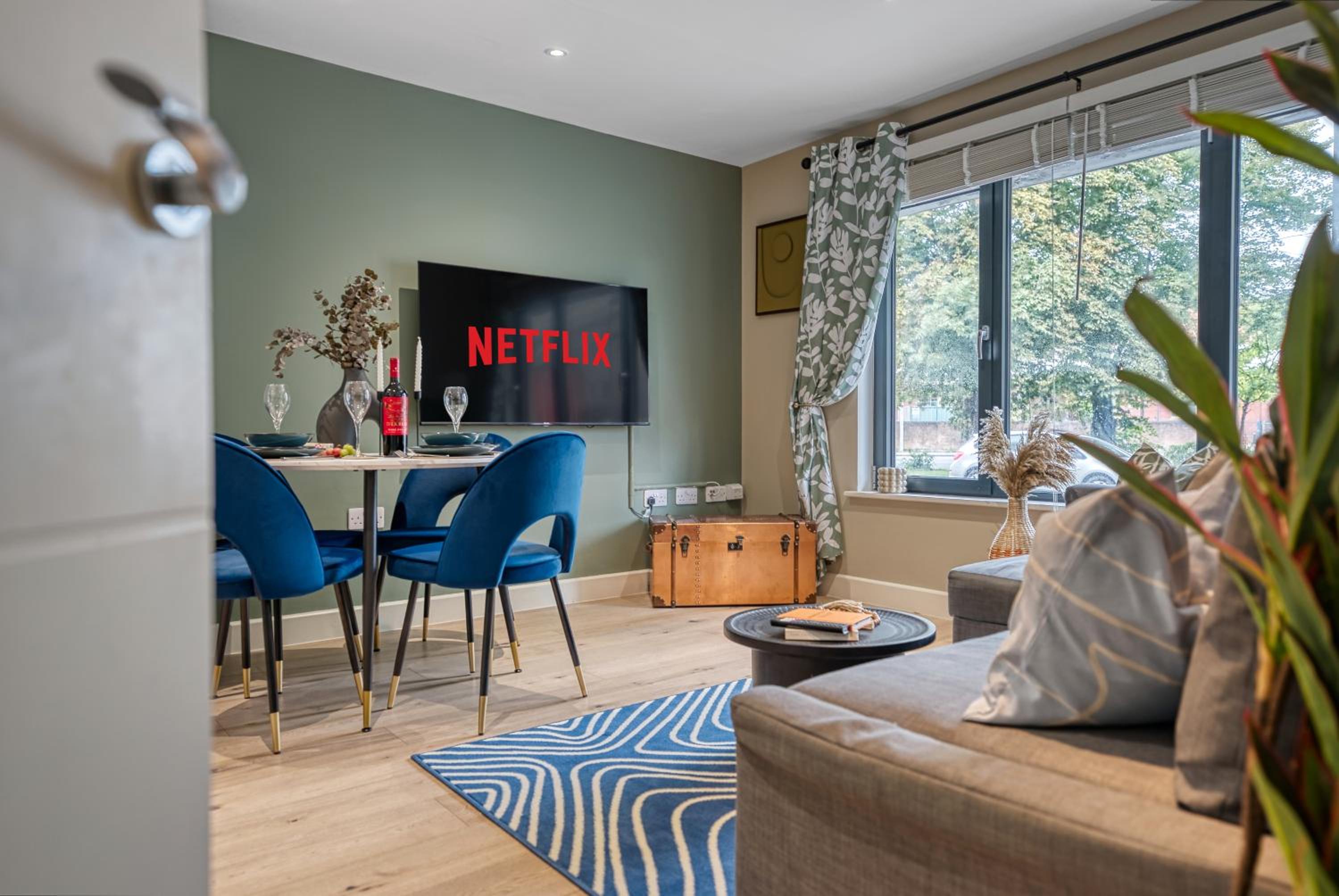 Ocean Village 1-Bedroom Luxurious, Stylish & Cosy Apartment, Central Location in Southampton, Sleeps 4 - by Blue Puffin Stays view 2