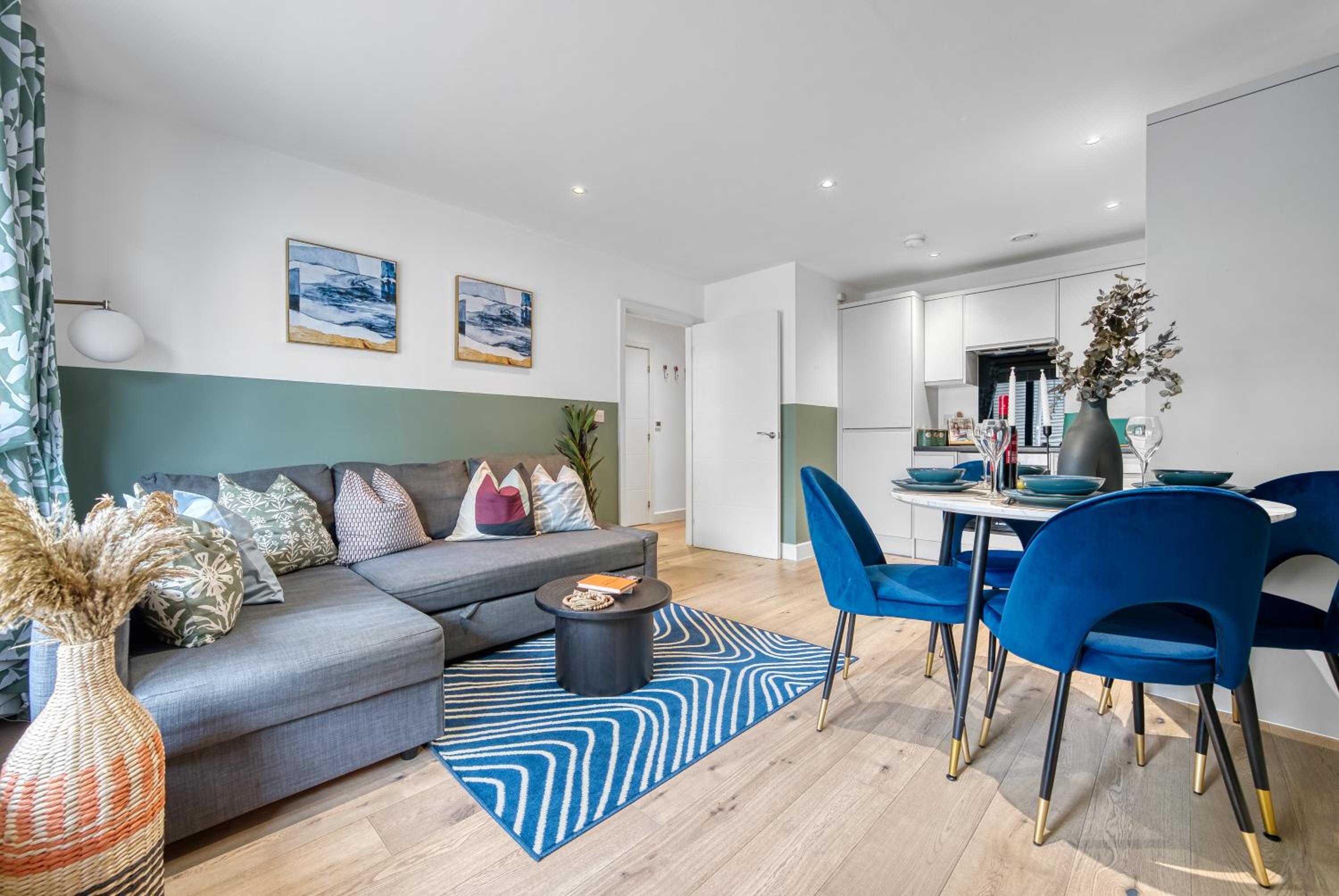 Ocean Village 1-Bedroom Luxurious, Stylish & Cosy Apartment, Central Location in Southampton, Sleeps 4 - by Blue Puffin Stays view 4