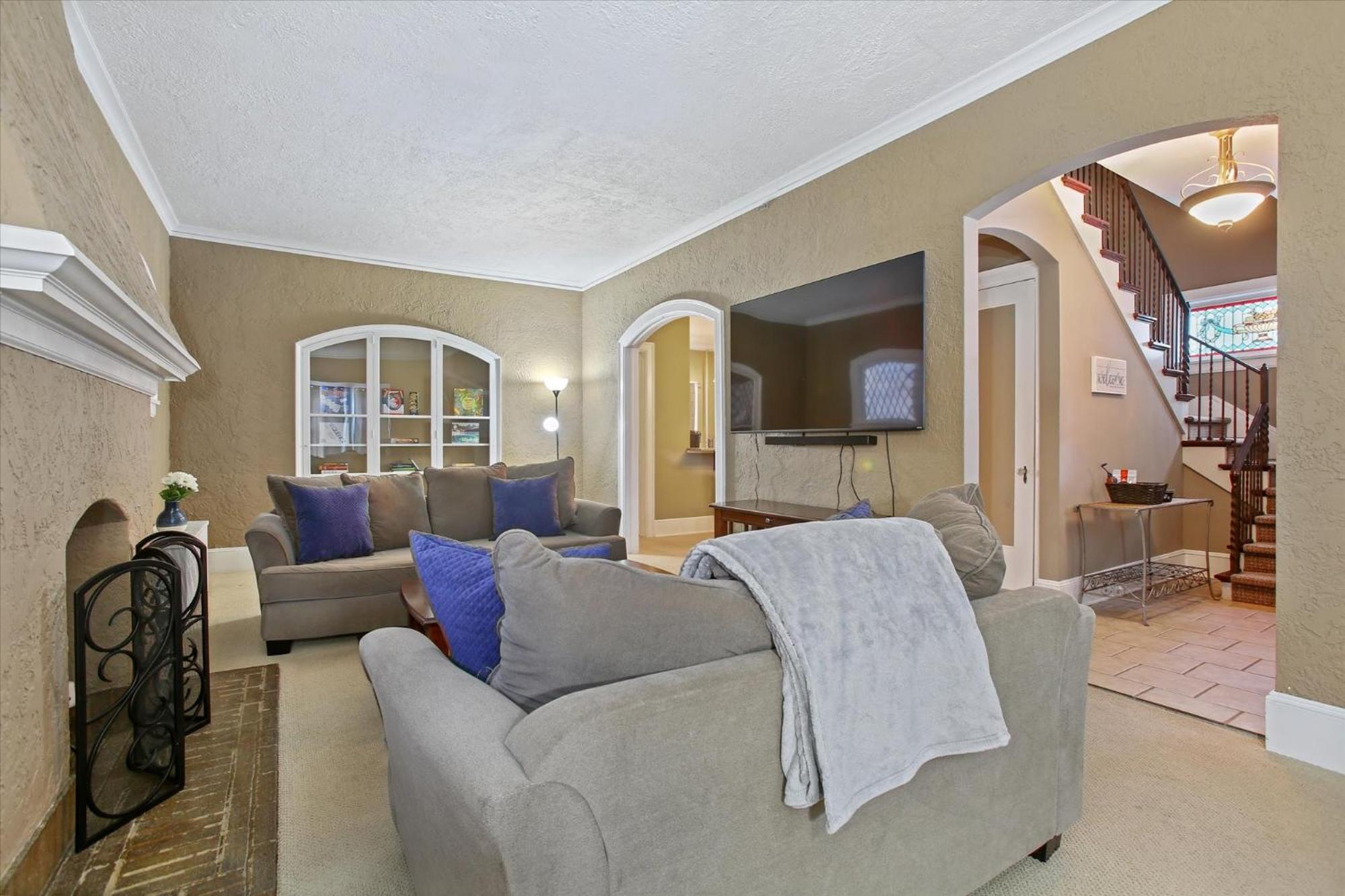 Greenridge Getaway:Near Universities & Attractions view 2