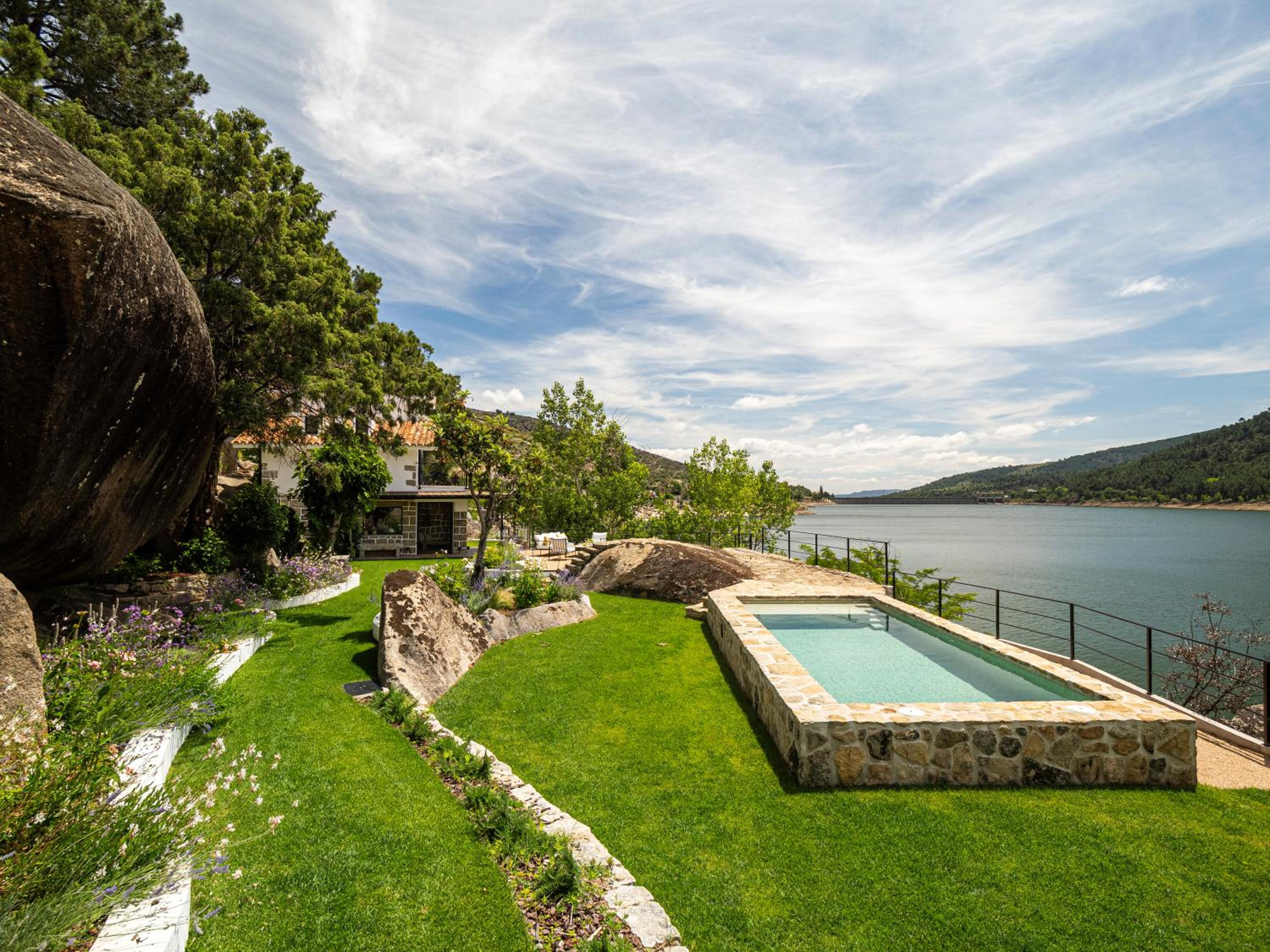 Casa junto al Pantano de Burguillo