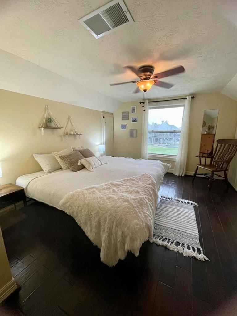 Tiki Island Waterfront Villa Oasis home away from home - Property Image 13