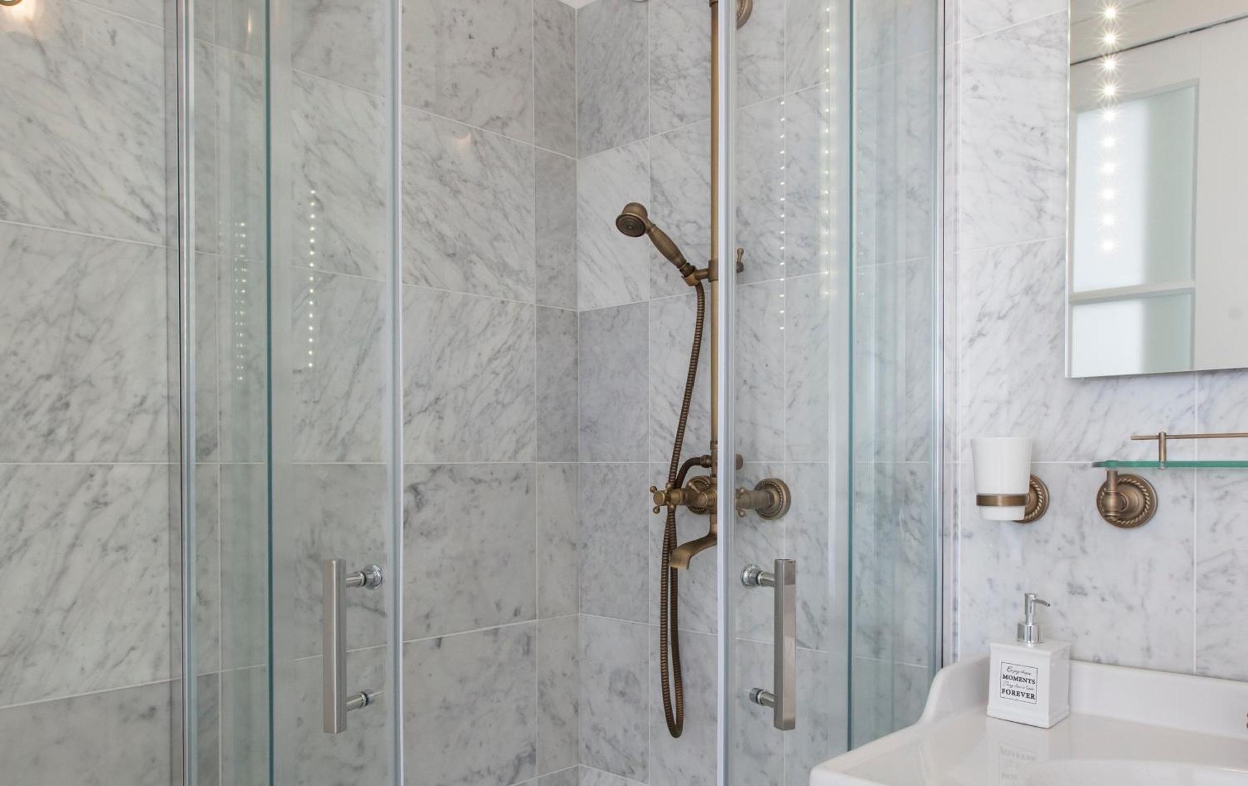 Jordaan Suite bed and bubbles