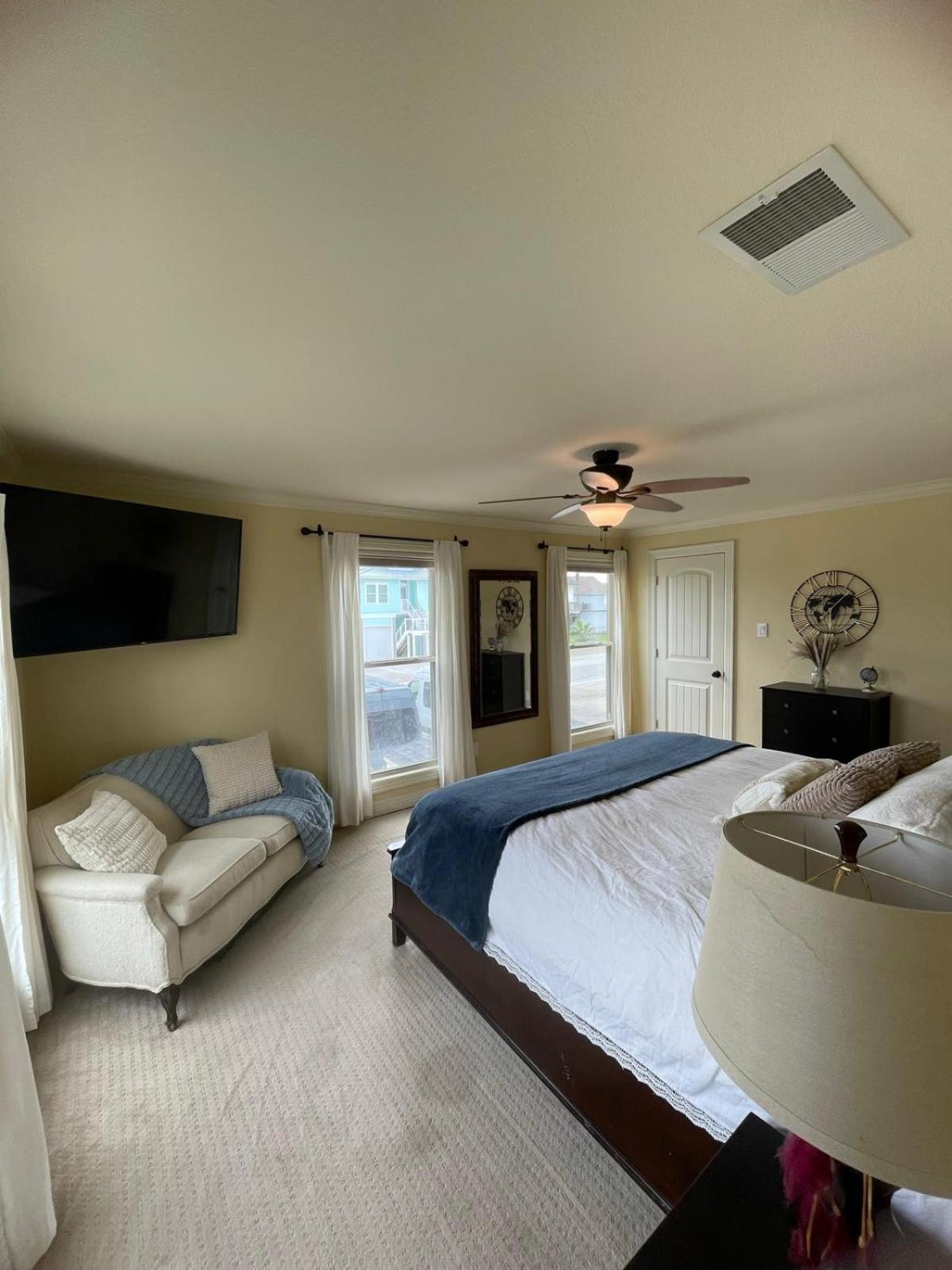 Tiki Island Waterfront Villa Oasis home away from home - Property Image 14