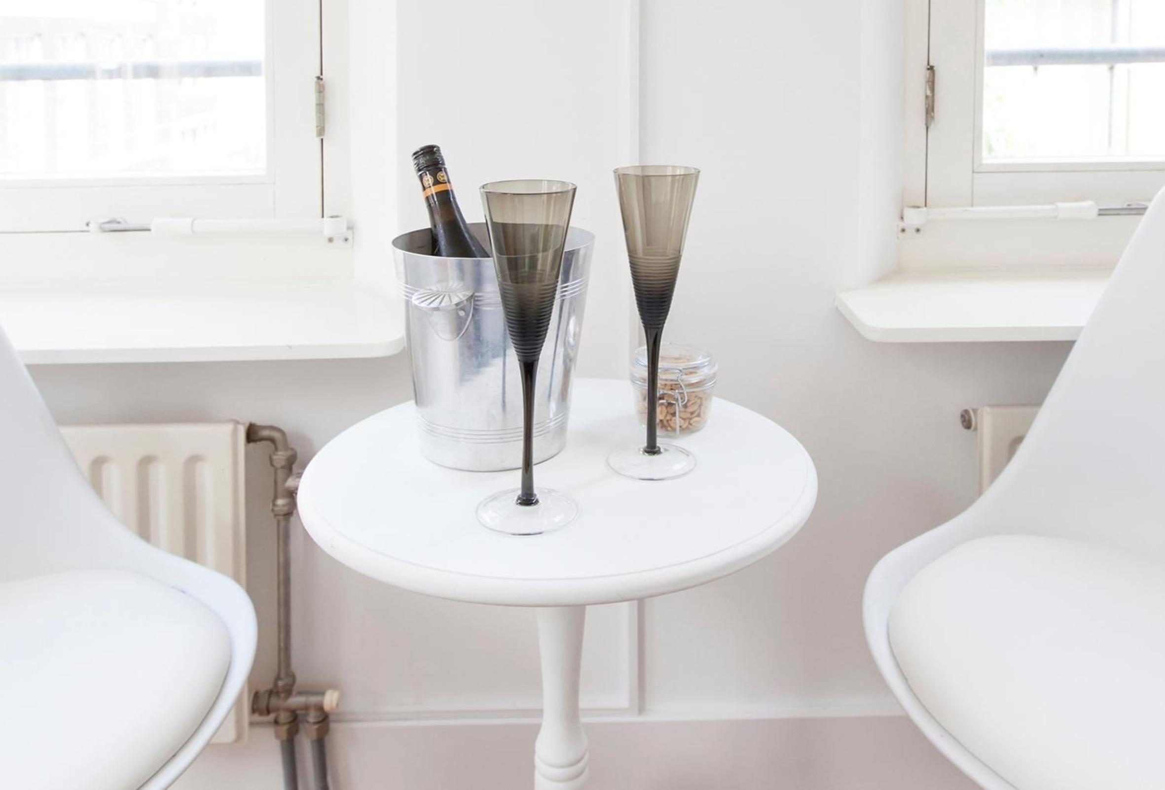 Jordaan Suite bed and bubbles