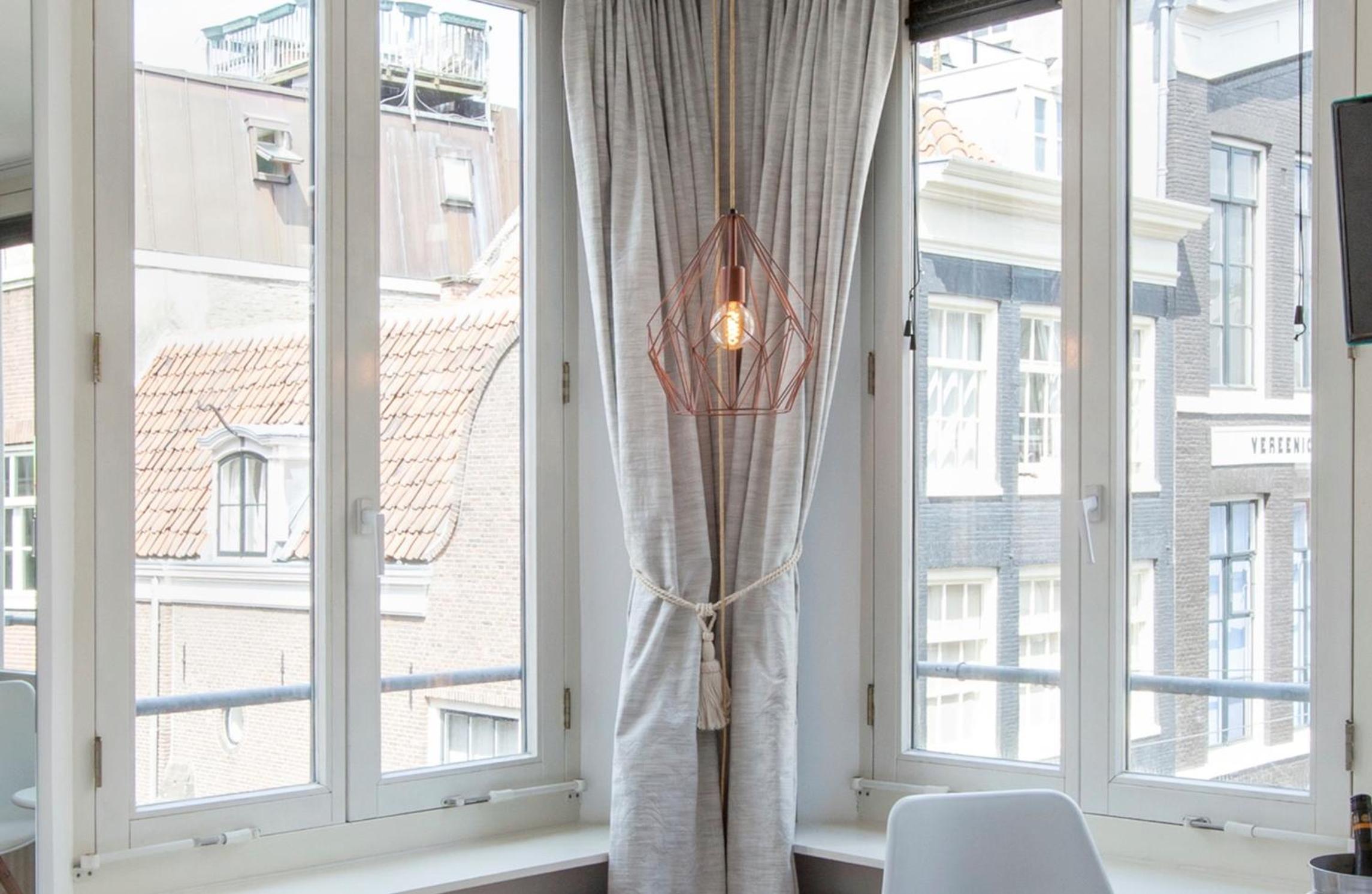 Jordaan Suite bed and bubbles