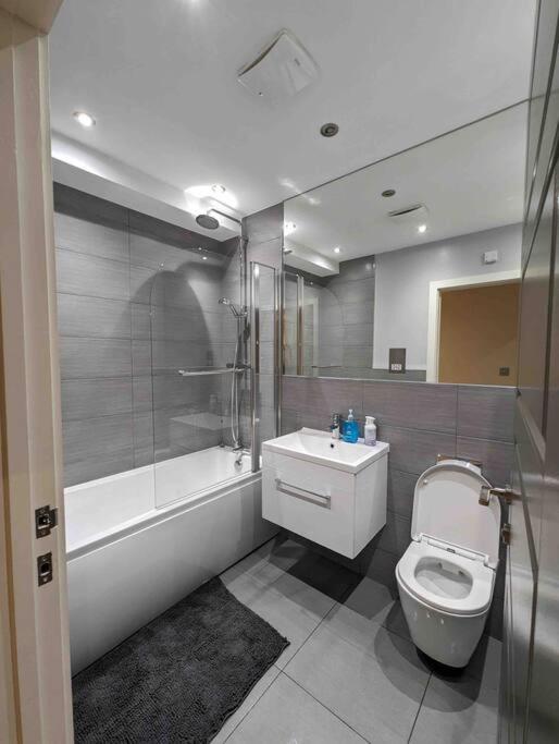 Elegant Central Brentwood Flat