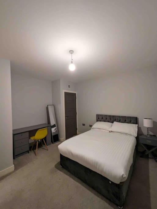 Elegant Central Brentwood Flat