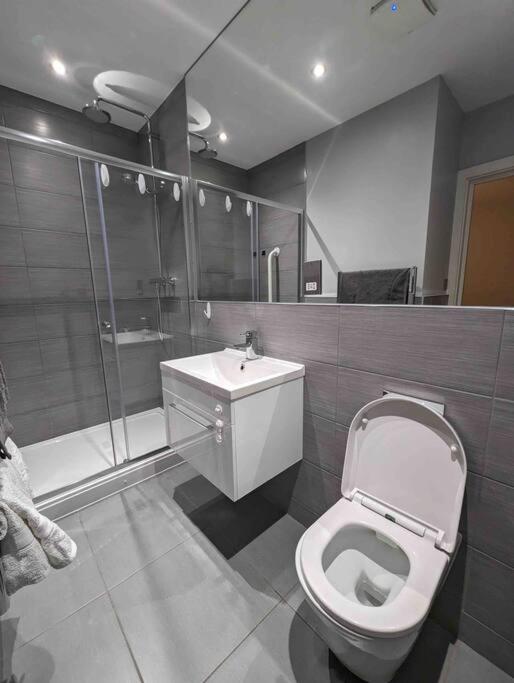 Elegant Central Brentwood Flat