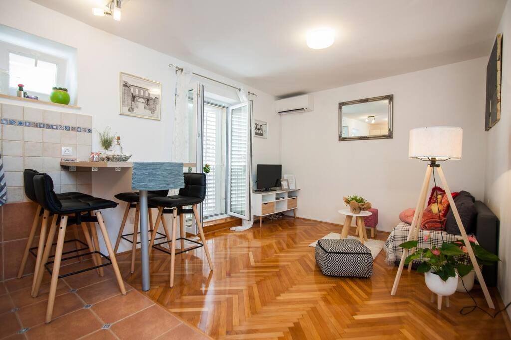 Apartment Dumaneo Art - Two Bedroom Apartment