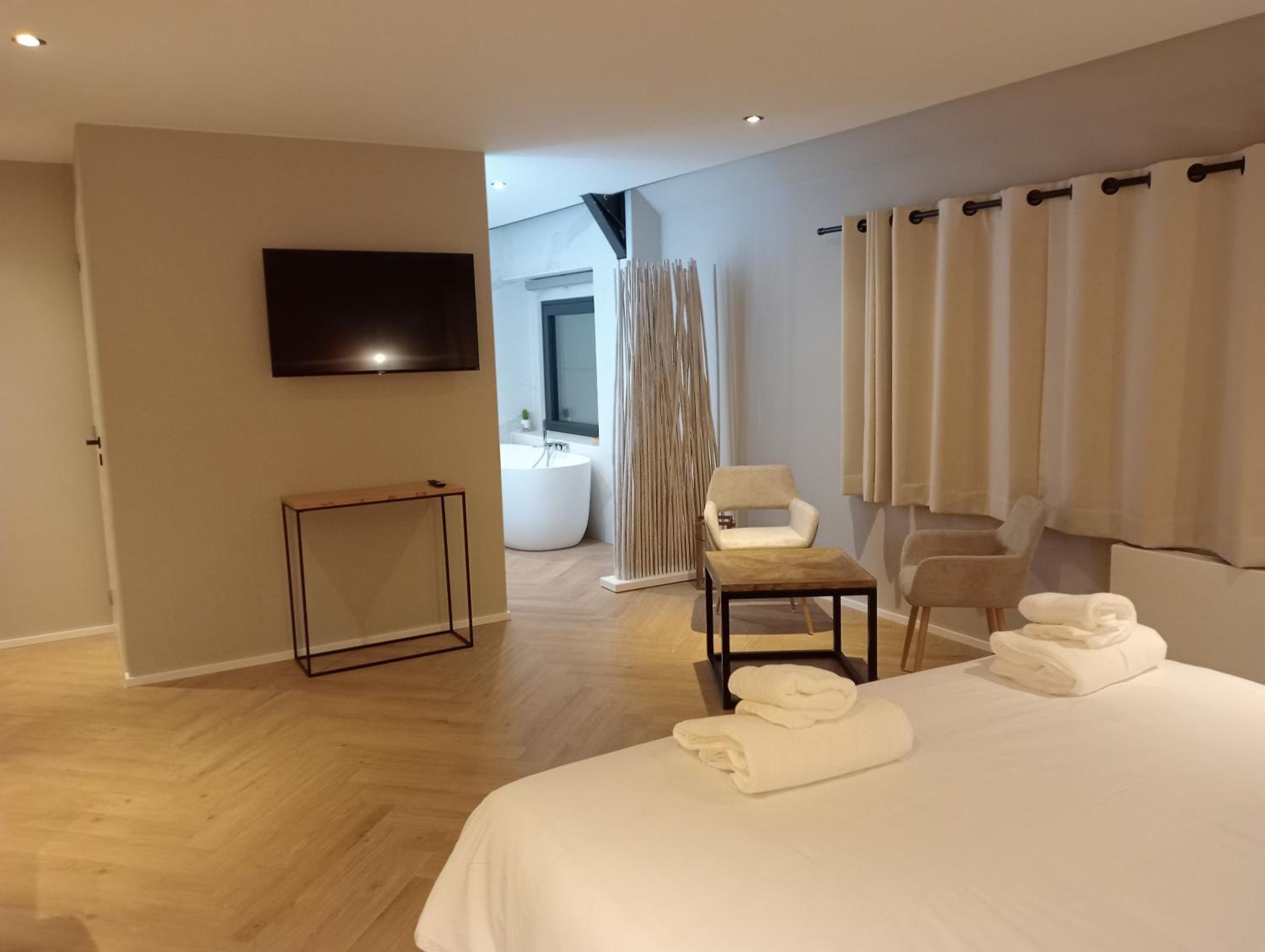 Dionbulles & Dionlodge Guesthouse, Private Wellness with pool in option
