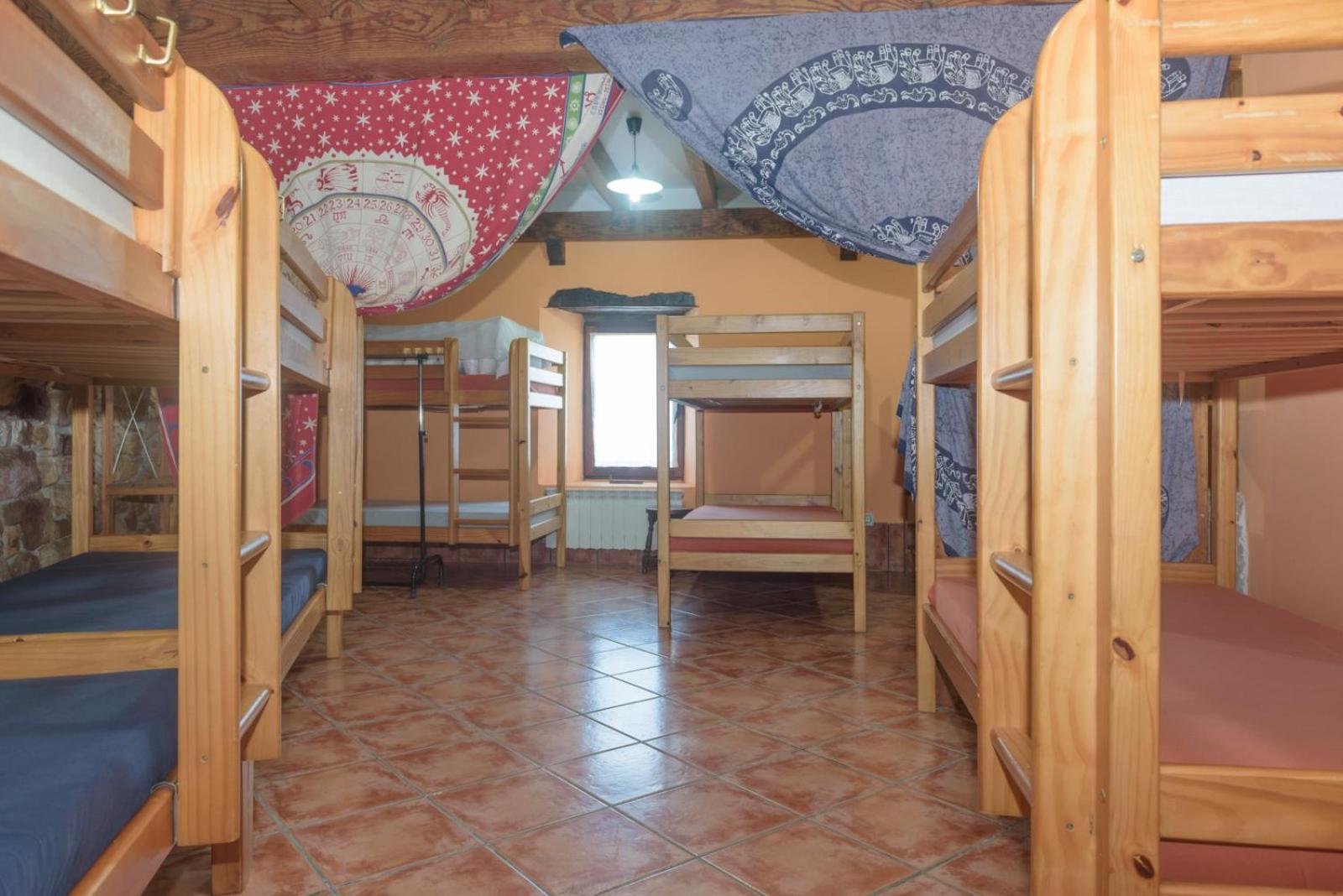 Conjunto Rural la Tejedora. Albergue y estudios familiares.