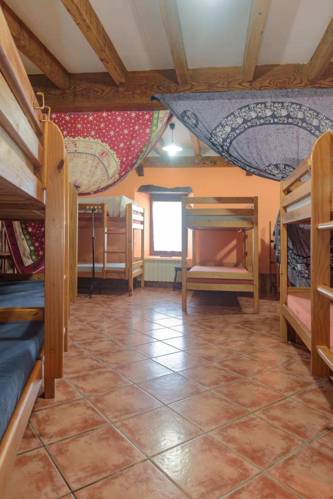 Conjunto Rural la Tejedora. Albergue y estudios familiares.