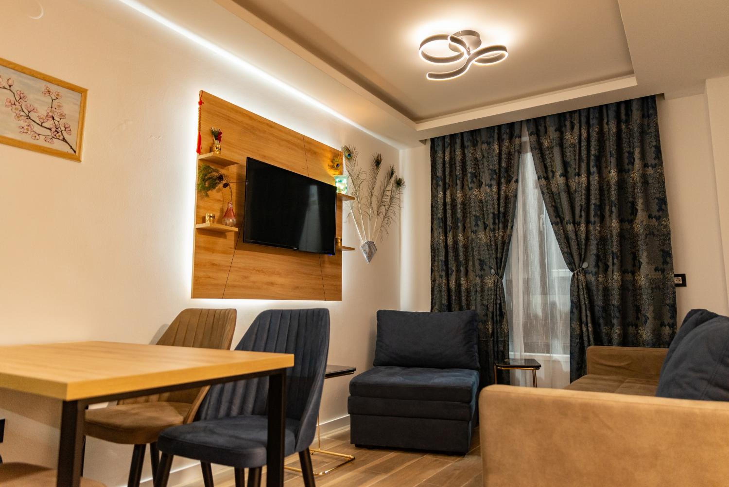 Sky Lux Apartments