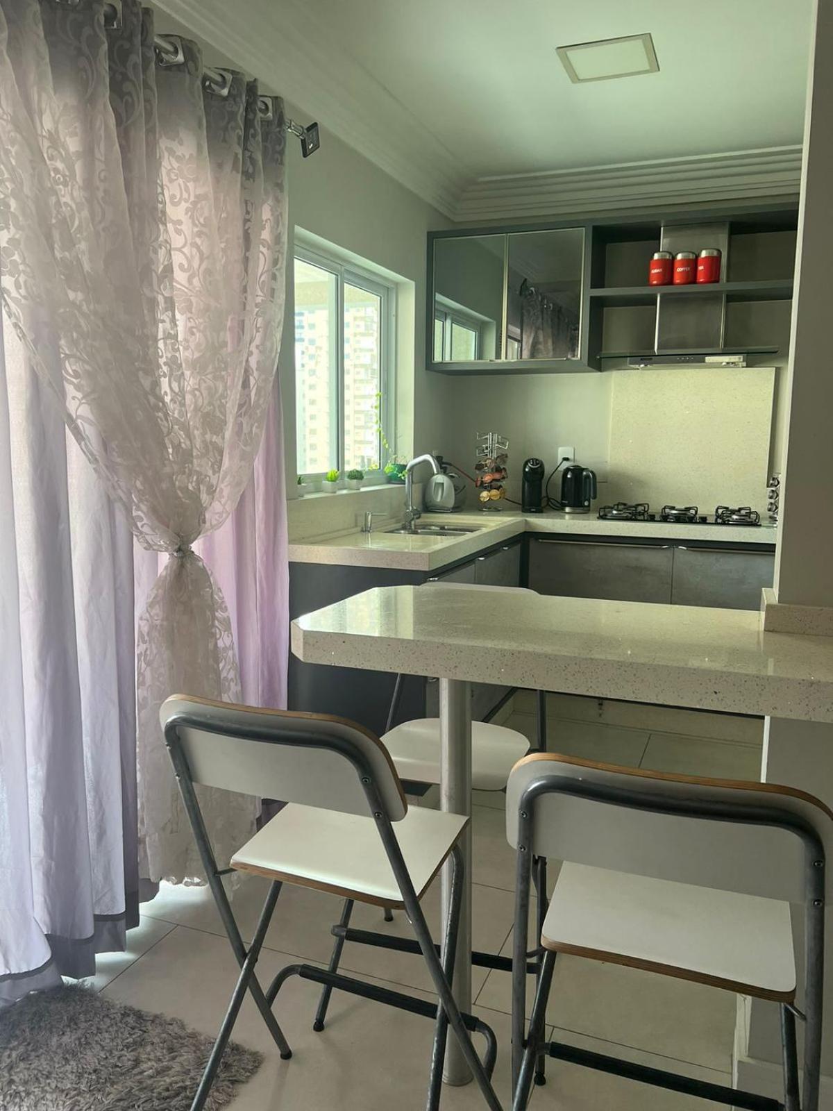 Suíte em Apto Compartilhado Itapema Meia em Ótima Localização