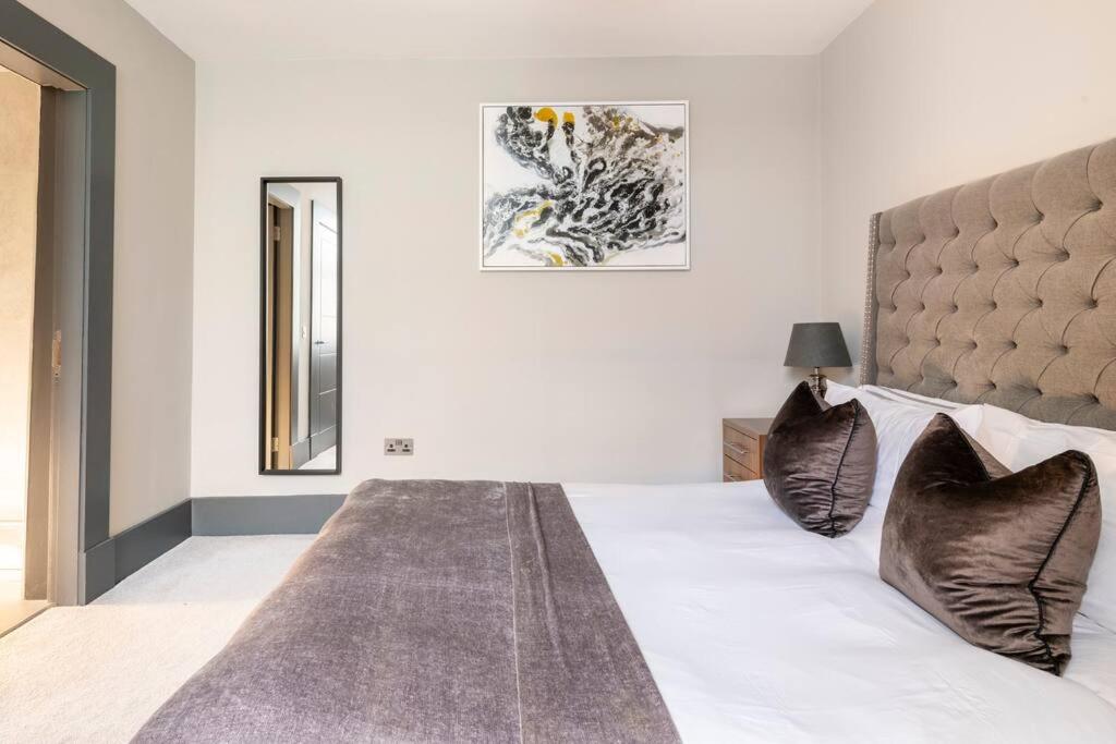 Immaculate 3 Bed Apartment with Private Entrance in Inverleith view 3