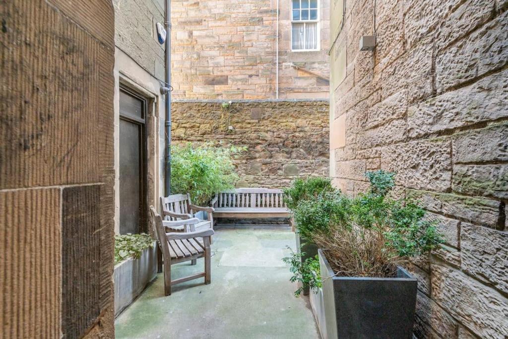 Immaculate 3 Bed Apartment with Private Entrance in Inverleith view 4