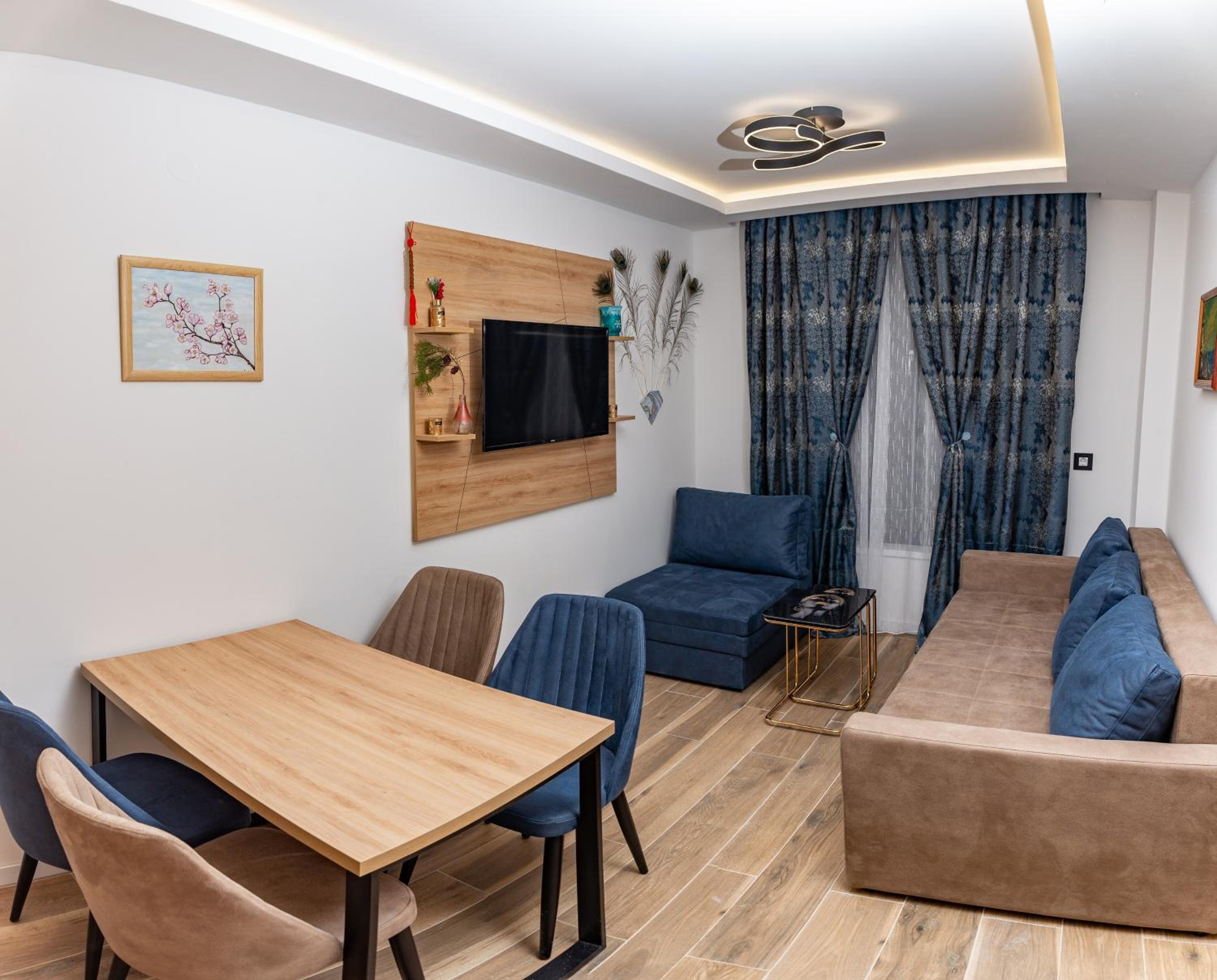 Sky Lux Apartments
