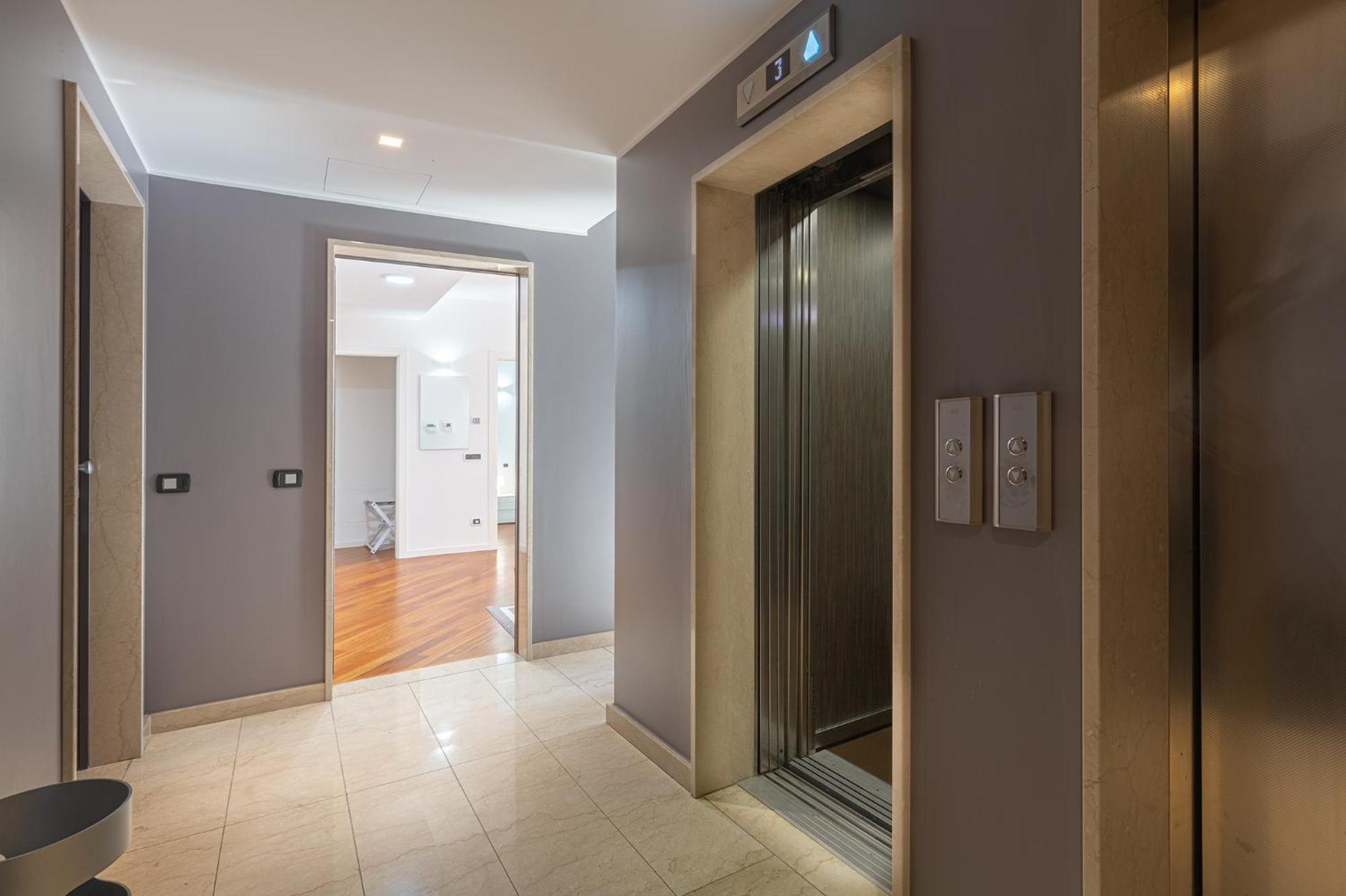 [Central/Garibaldi] Luxurious two-room apartment.
