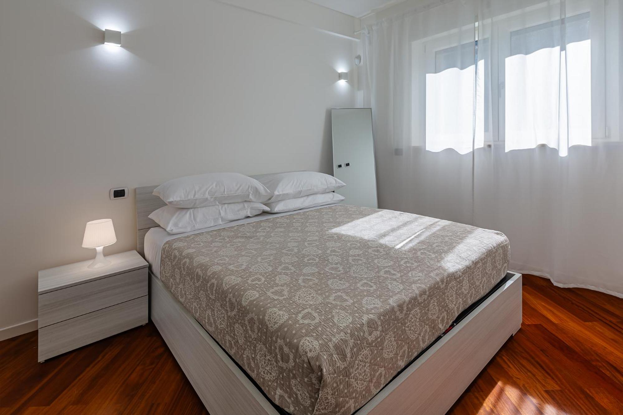 [Central/Garibaldi] Luxurious two-room apartment.