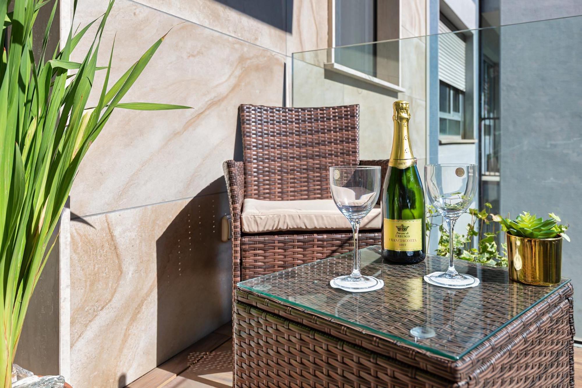 [Central/Garibaldi] Luxurious two-room apartment.