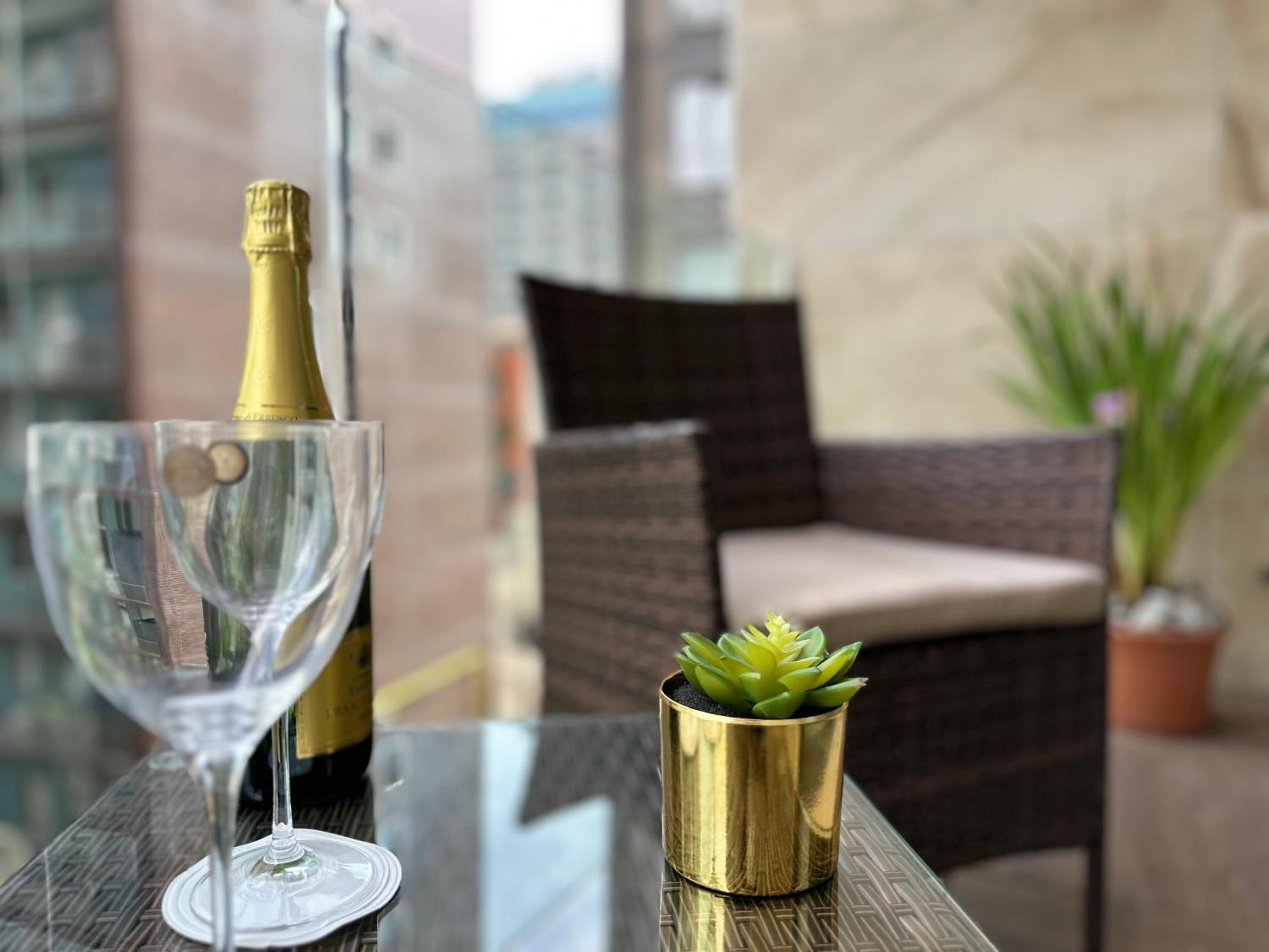 [Central/Garibaldi] Luxurious two-room apartment.