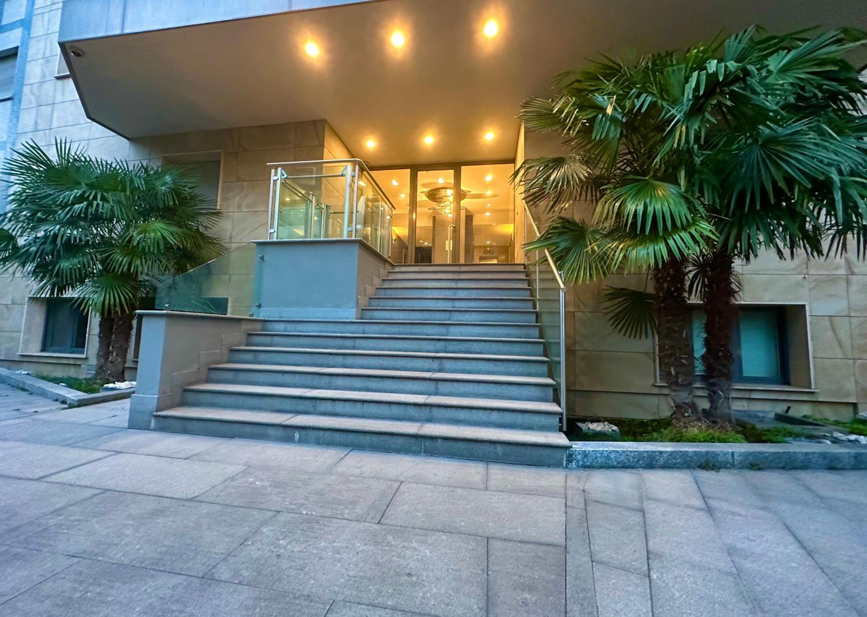 [Central/Garibaldi] Luxurious two-room apartment.