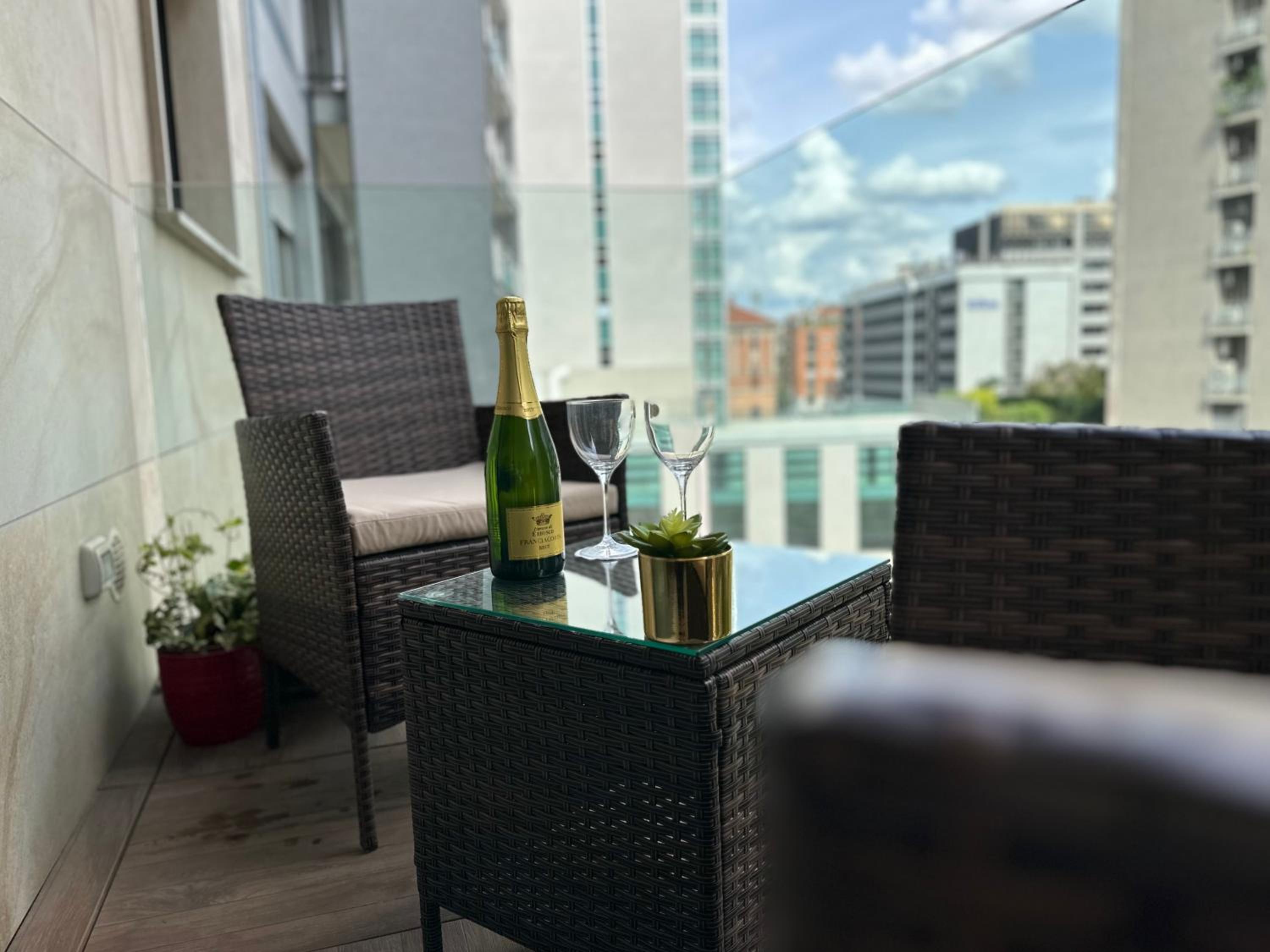 [Central/Garibaldi] Luxurious two-room apartment.