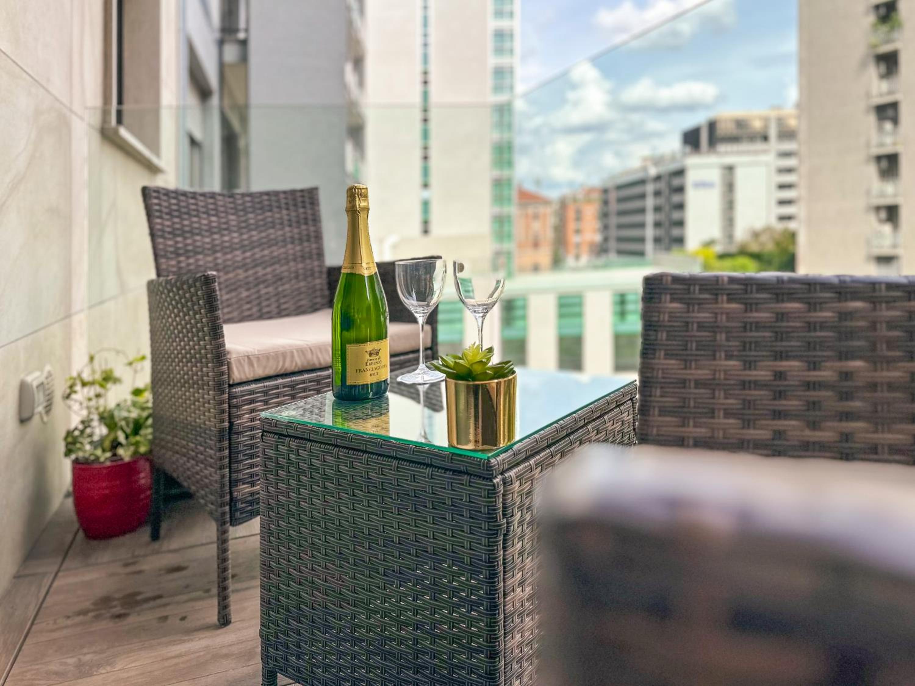 [Central/Garibaldi] Luxurious two-room apartment.