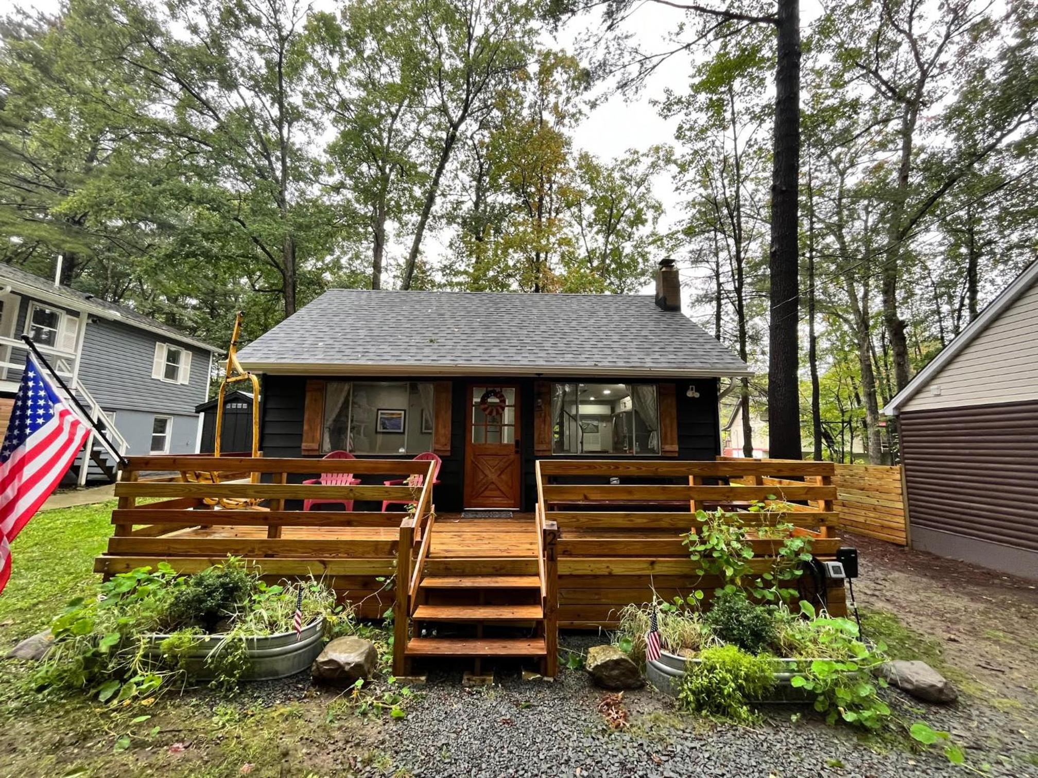 Wally’s Cottage Close to Lake view 2