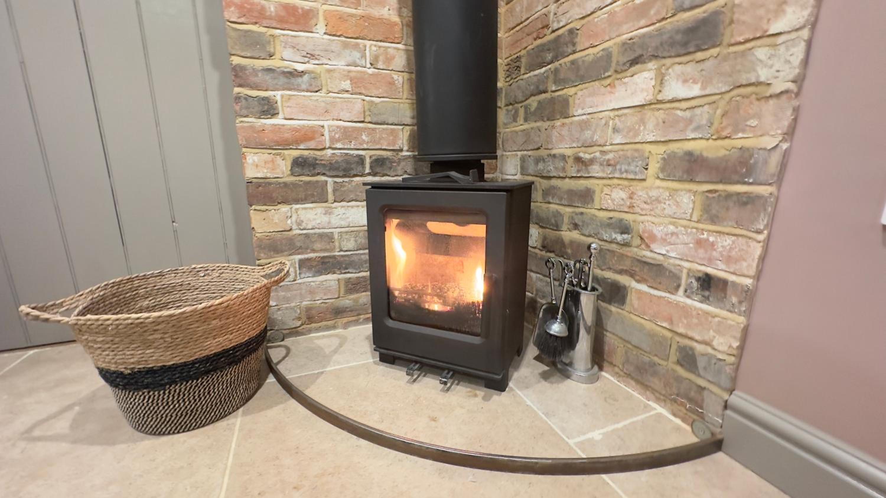 Rural Retreat, Wood Burner, Patio, Lawn, Breakfast, new wifi view 2