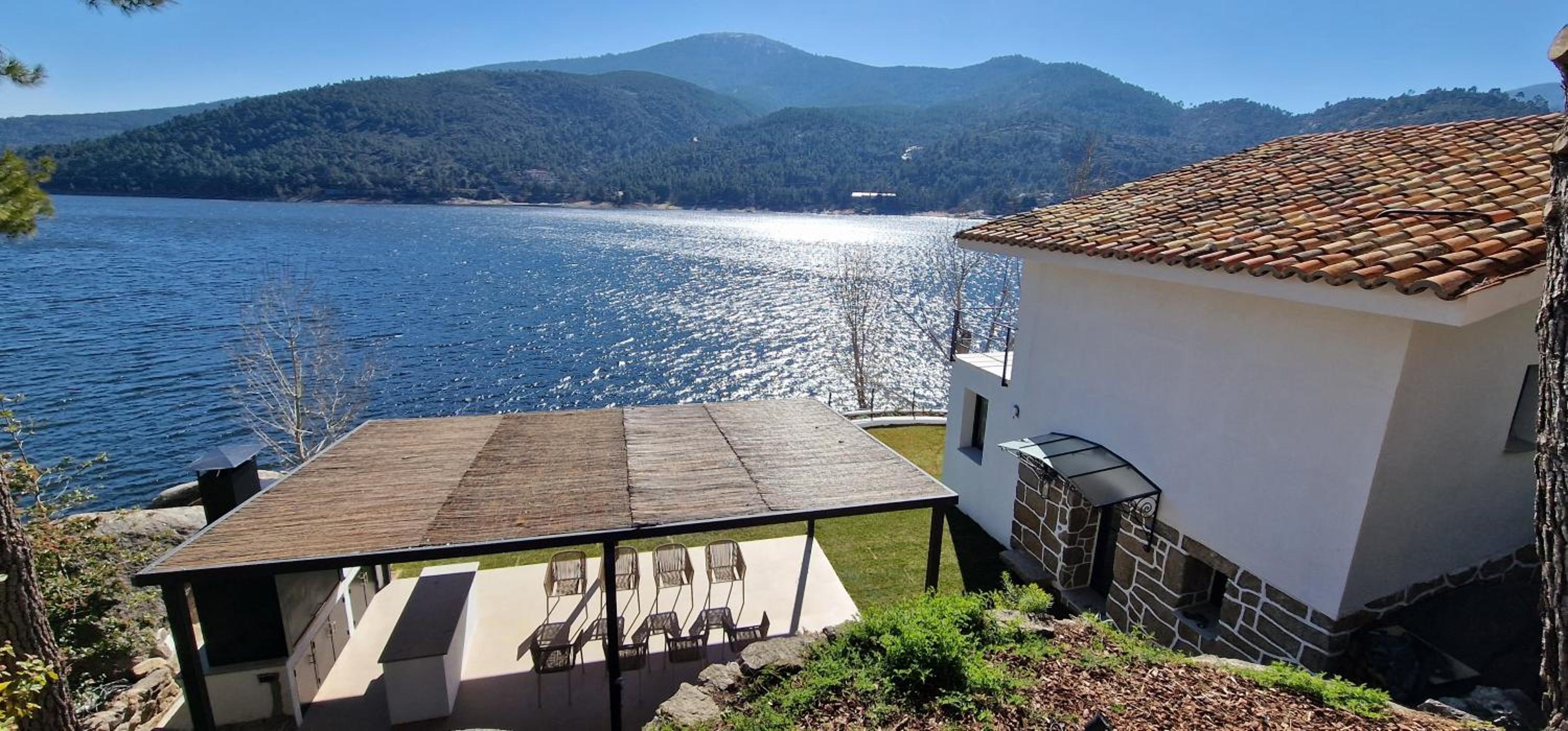 Casa junto al Pantano de Burguillo