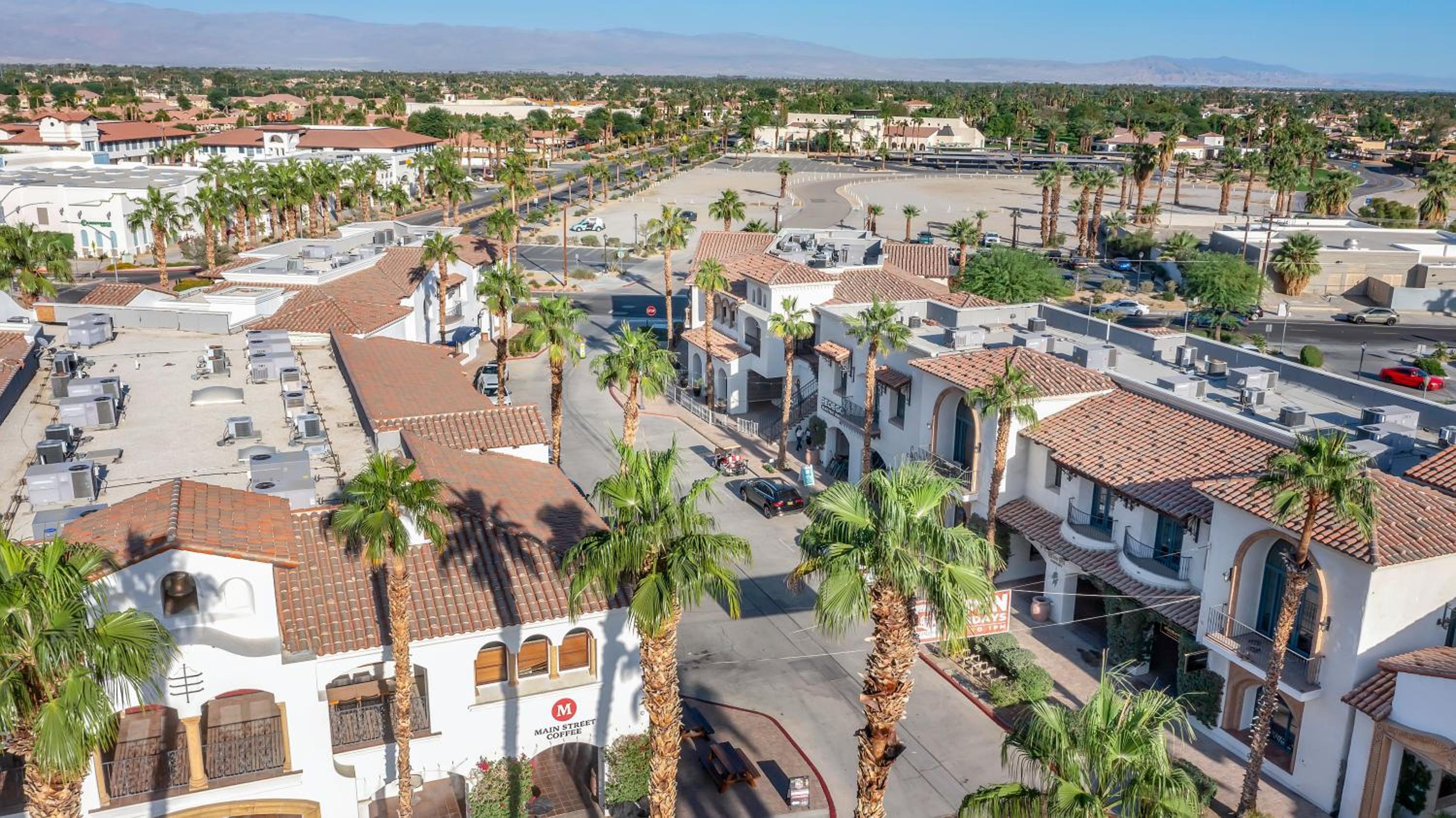 Hotel IndyOasis: pool*spa*games*BBQ*4BR2BA. Wlk2Festivls - Image 1