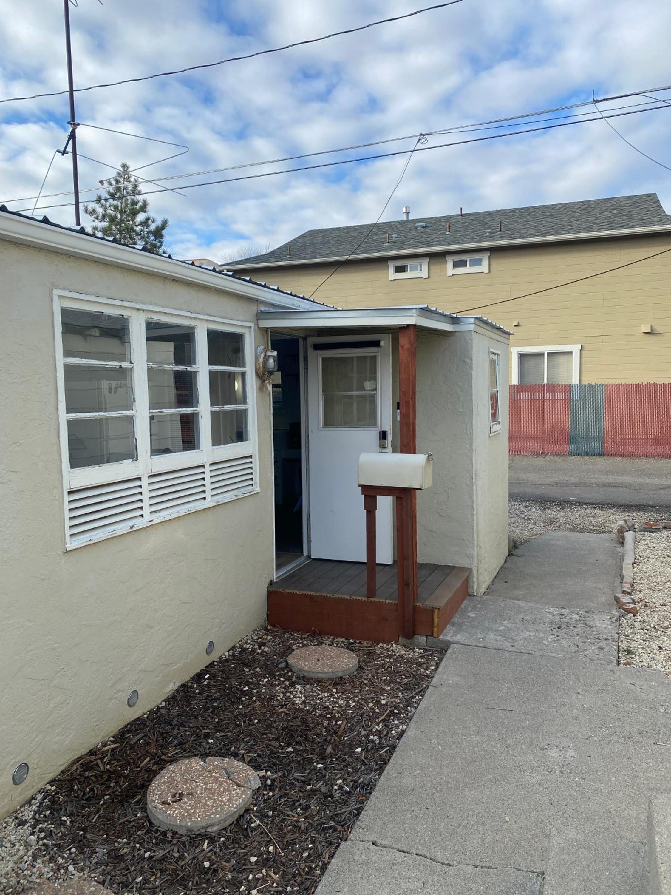 Hotel Midtown Charm: 1BR Urban Pad - Image 1