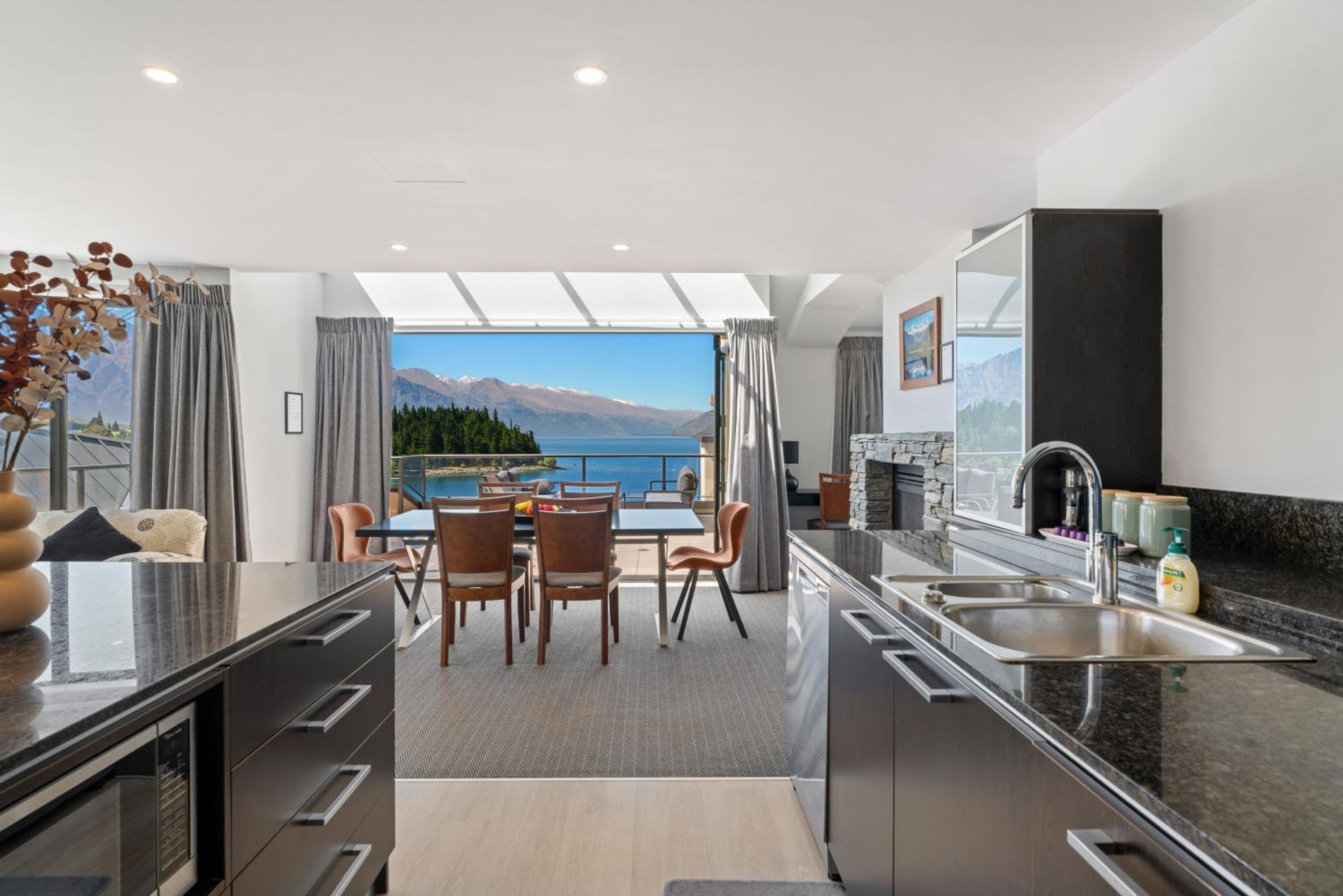 3-bedroom Penthouse Apartment with Spa - The Beacon 1002 view 3