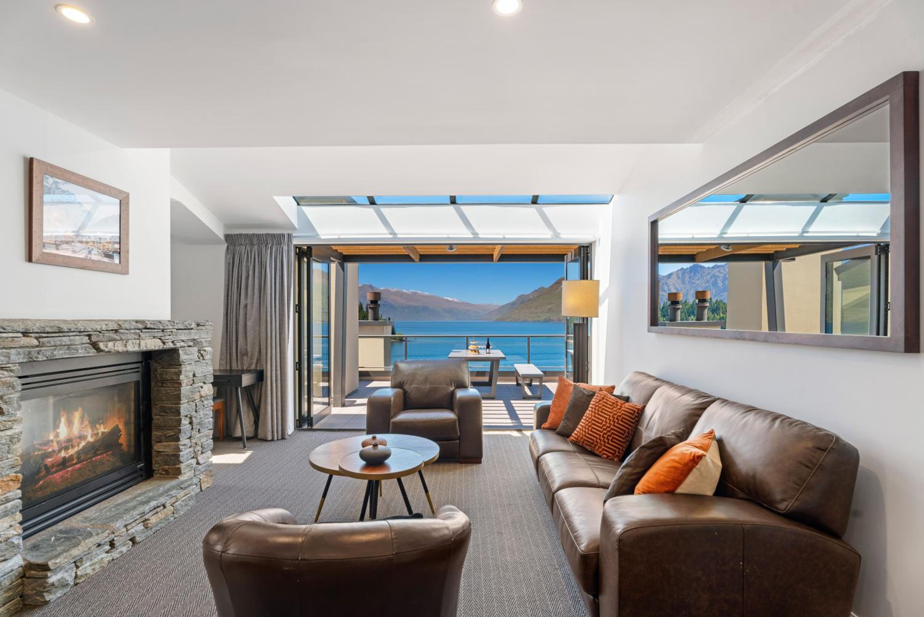 3-bedroom Penthouse Apartment with Spa - The Beacon 1002 view 4