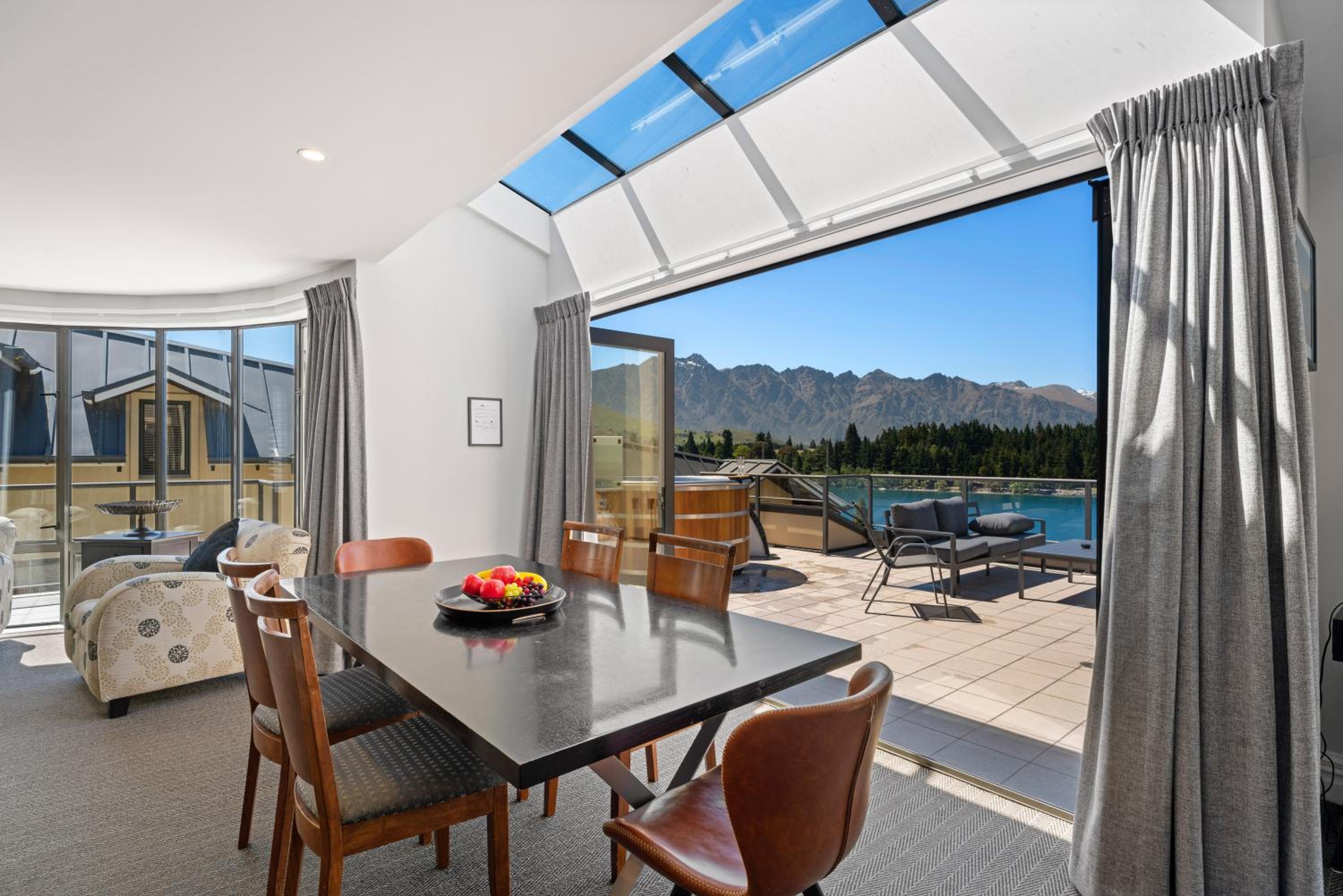 3-bedroom Penthouse Apartment with Spa - The Beacon 1002 view 5
