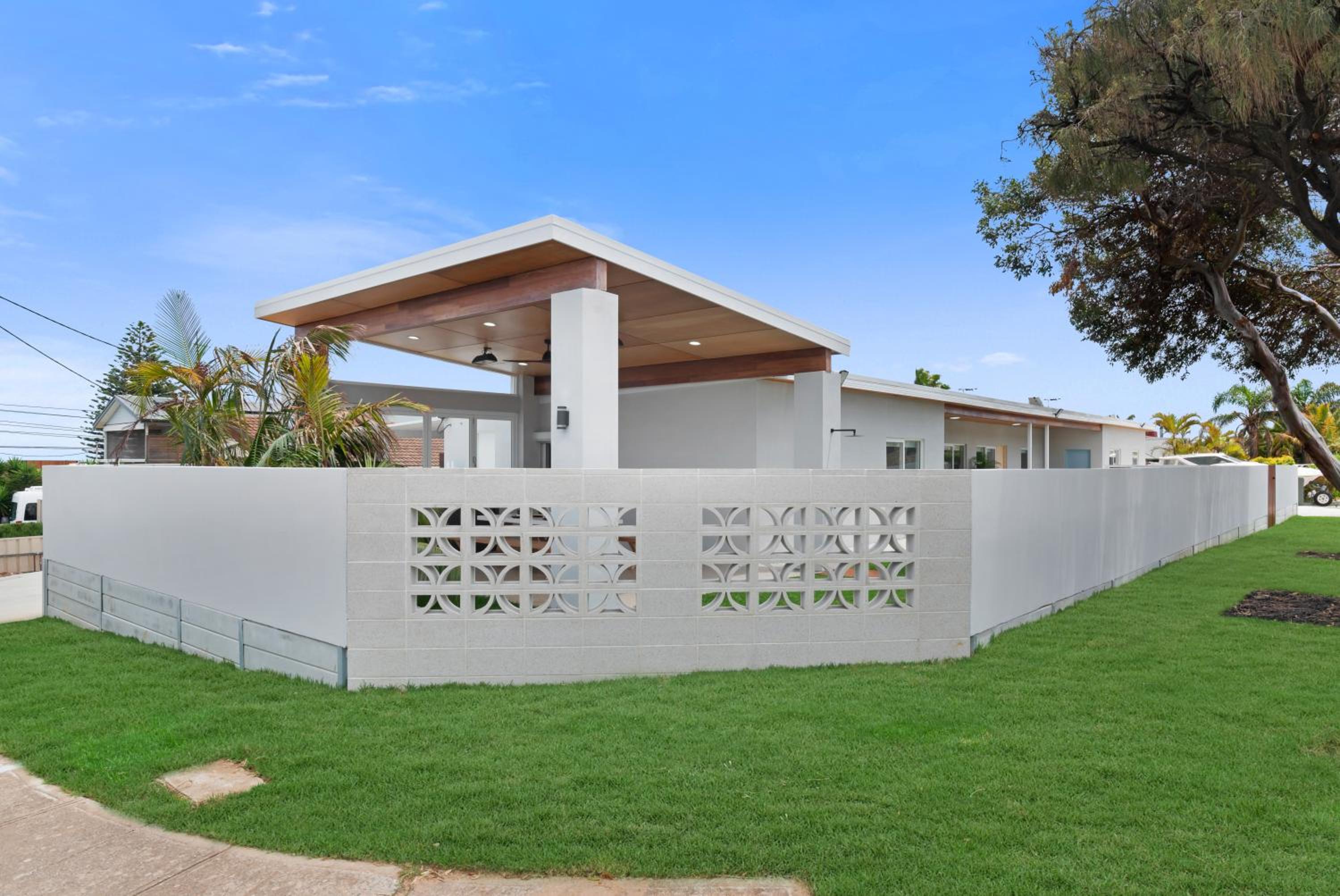 The Elements l Water l 4 Stunning Apartments each with Private Outdoor Dining l Walk to the Beach l Pet Family and Event Friendly l Wifi l Netflix l Outdoo