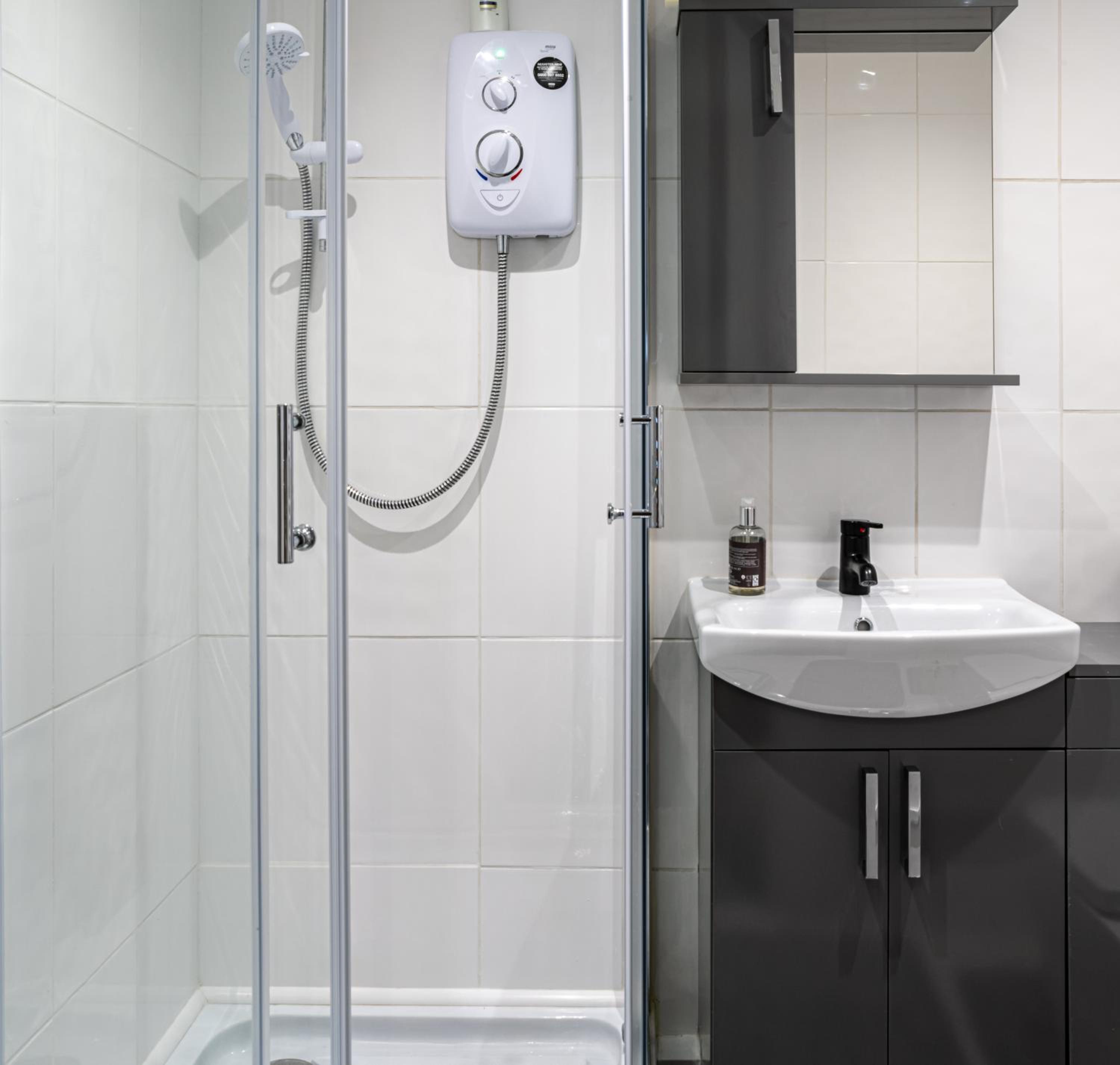 Modern and Stylish 1-Bedroom Guesthouse near M6 J10 Perfect for Business Stays & Couples Free Parking & Wi-Fi