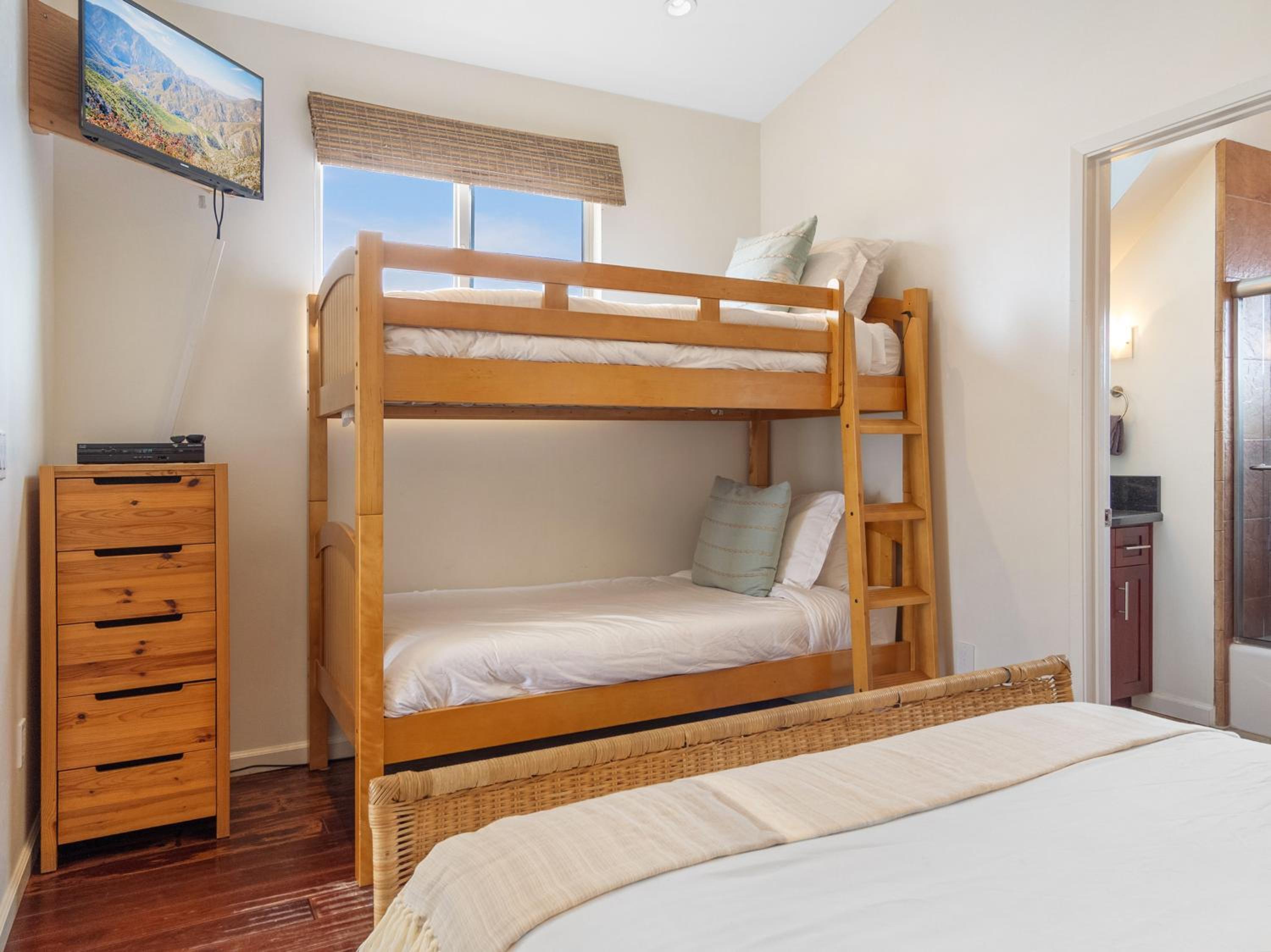 Ocean View Beach Haven! Steps2Beach & Pet Friendly view 5
