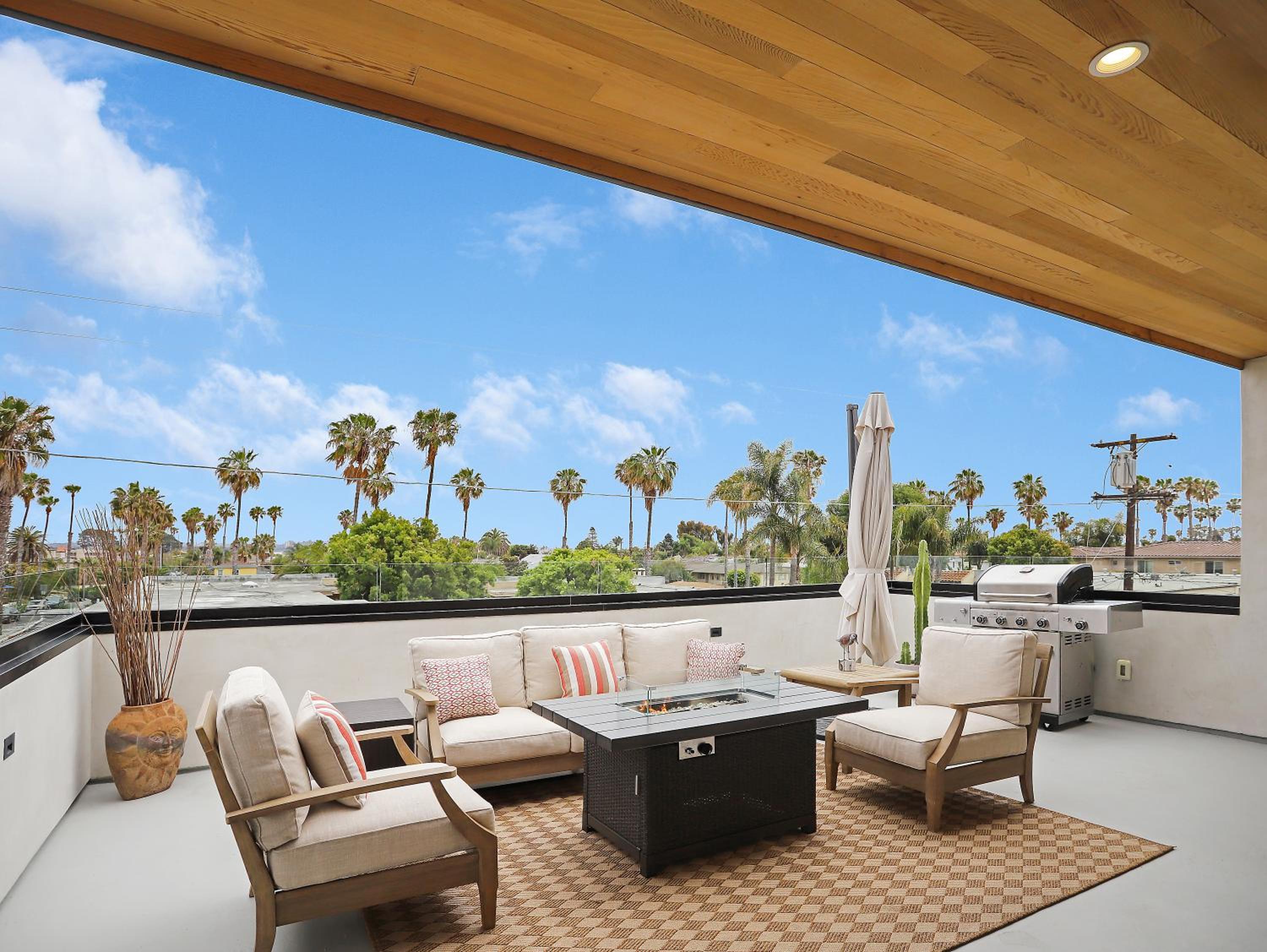 Luxury Dream Home - Massive Rooftop Patio, Zen Garden, AC & Fast Wifi! view 2