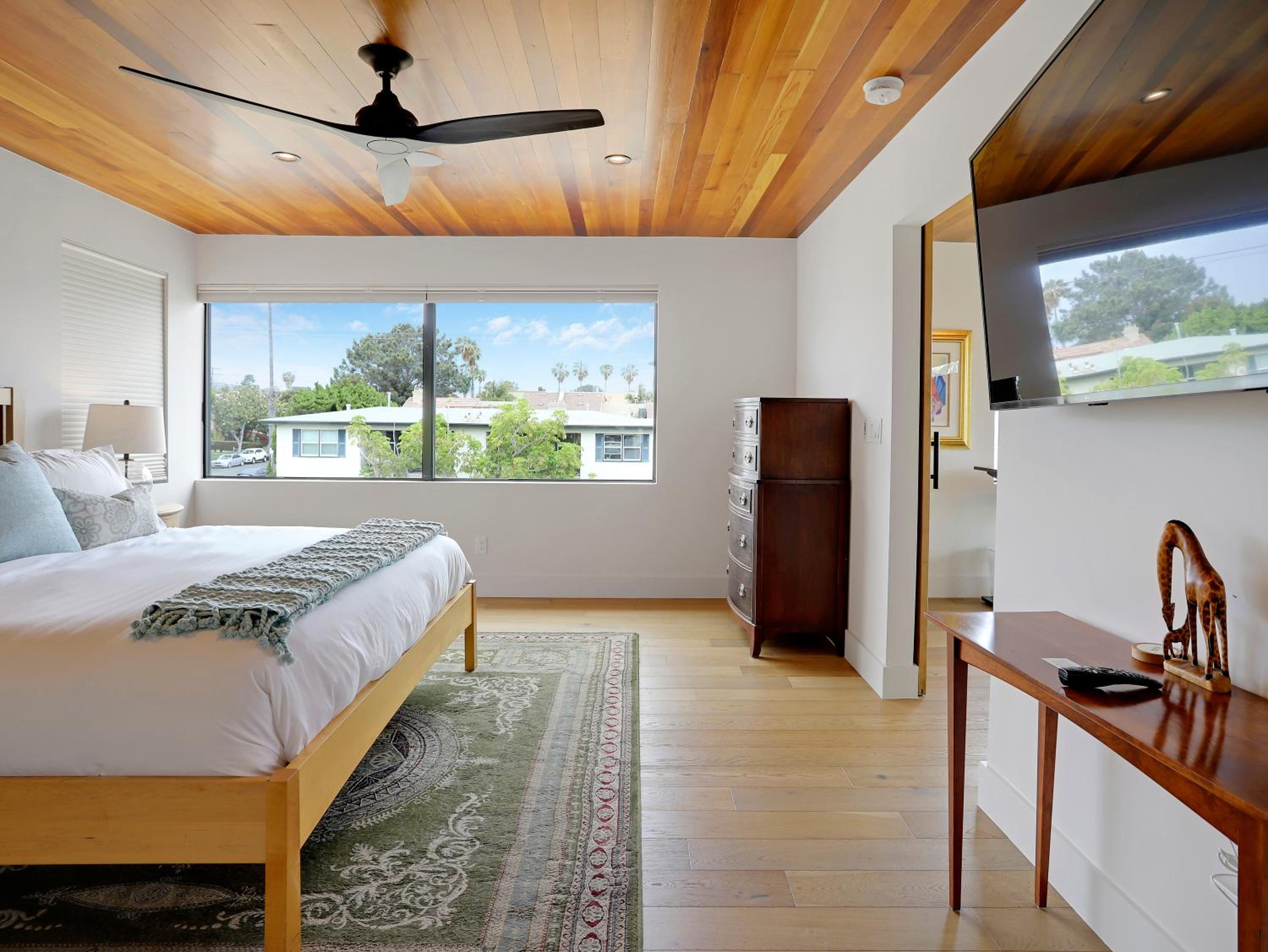 Luxury Dream Home - Massive Rooftop Patio, Zen Garden, AC & Fast Wifi! view 5