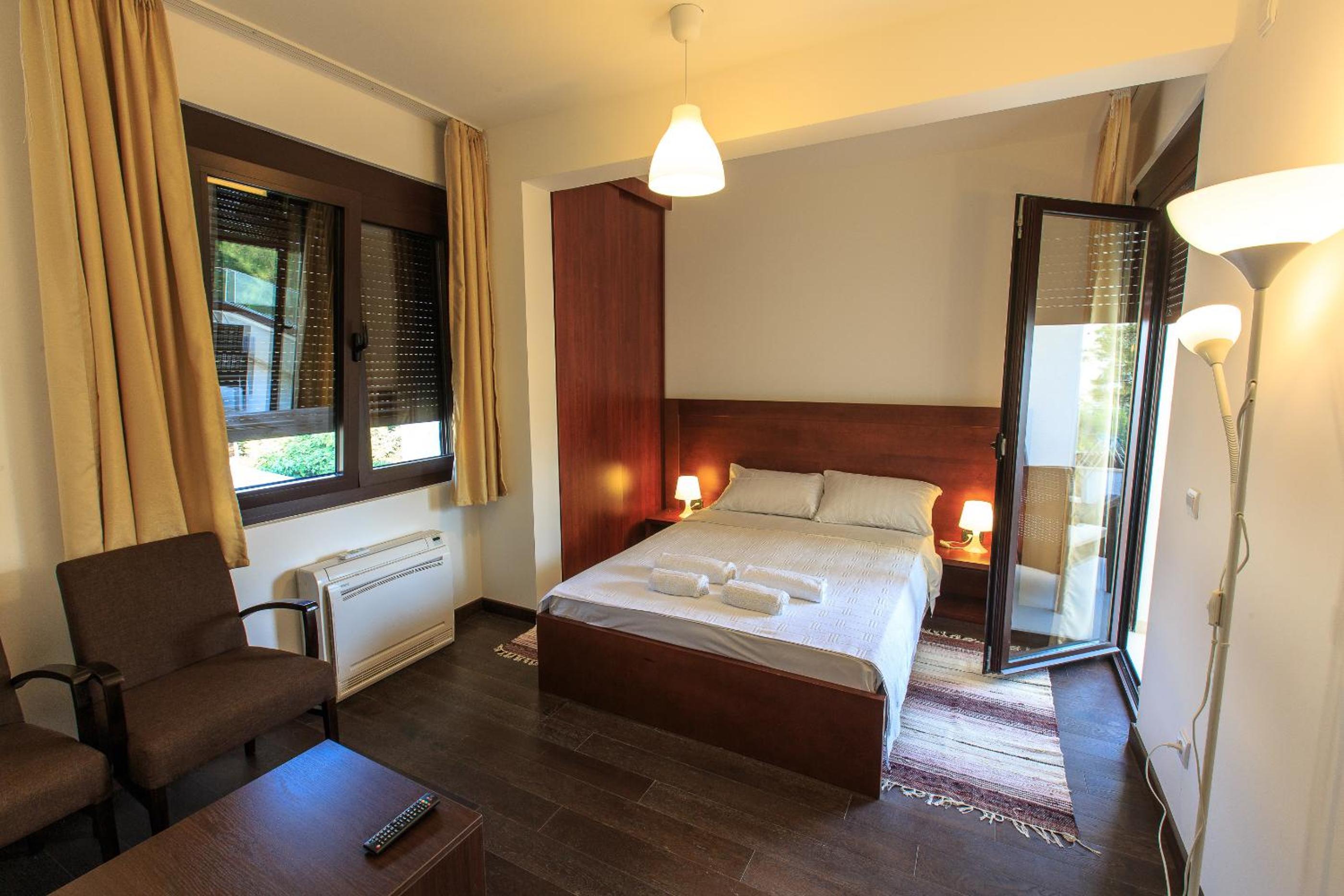 Apartments Kuce Lekovica Beach & snack bar- Bistro