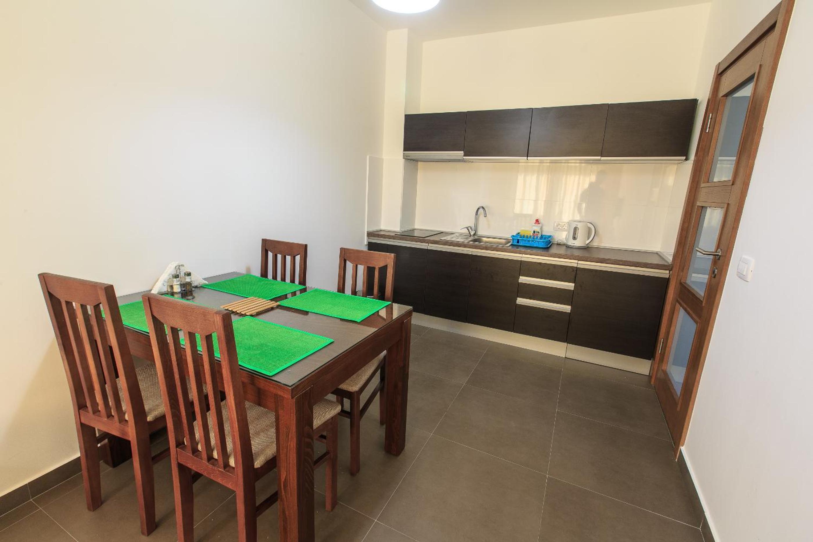 Apartments Kuce Lekovica Beach & snack bar- Bistro