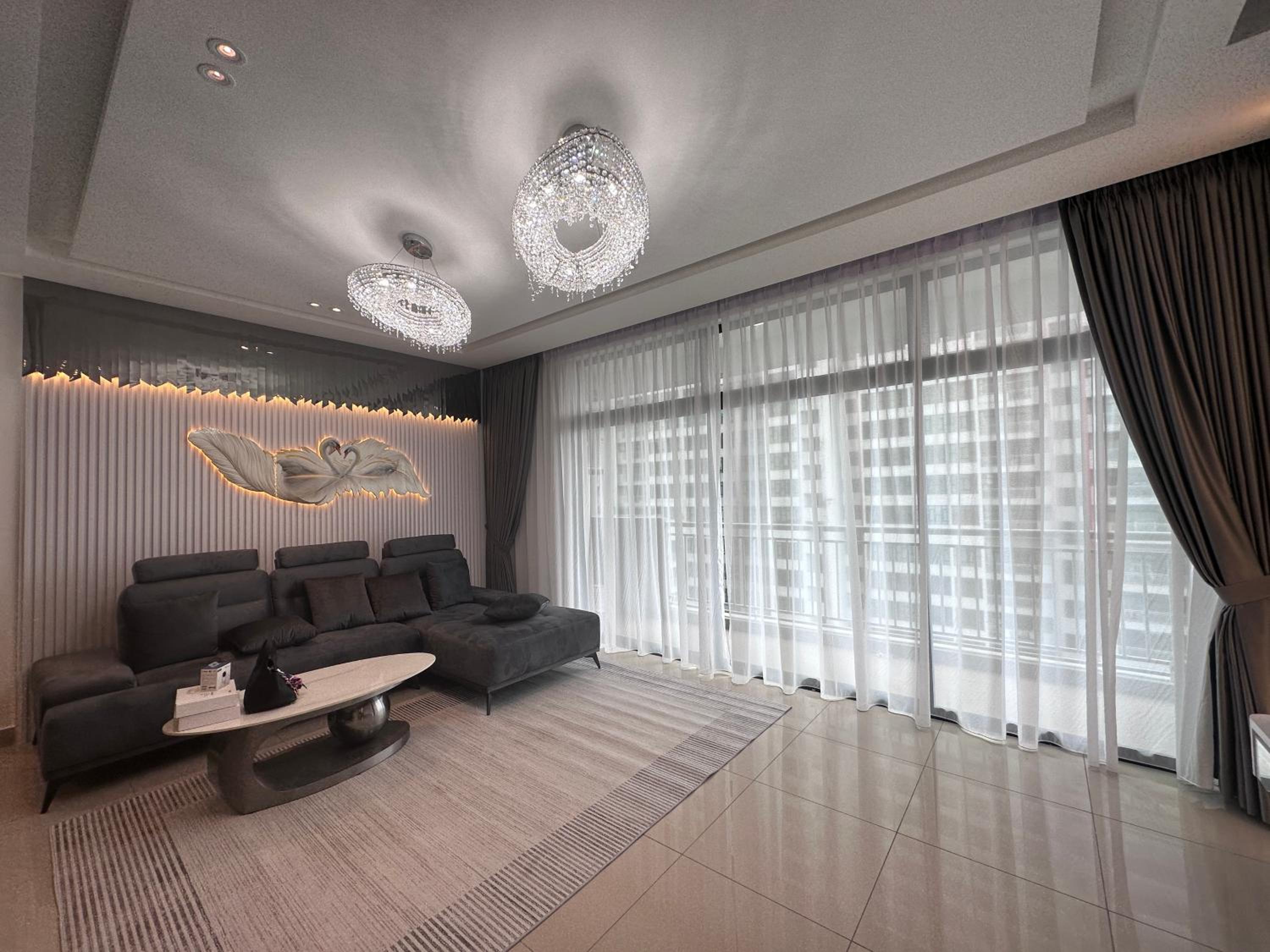 New Mount Austin Swarovski Design 15 pax condo