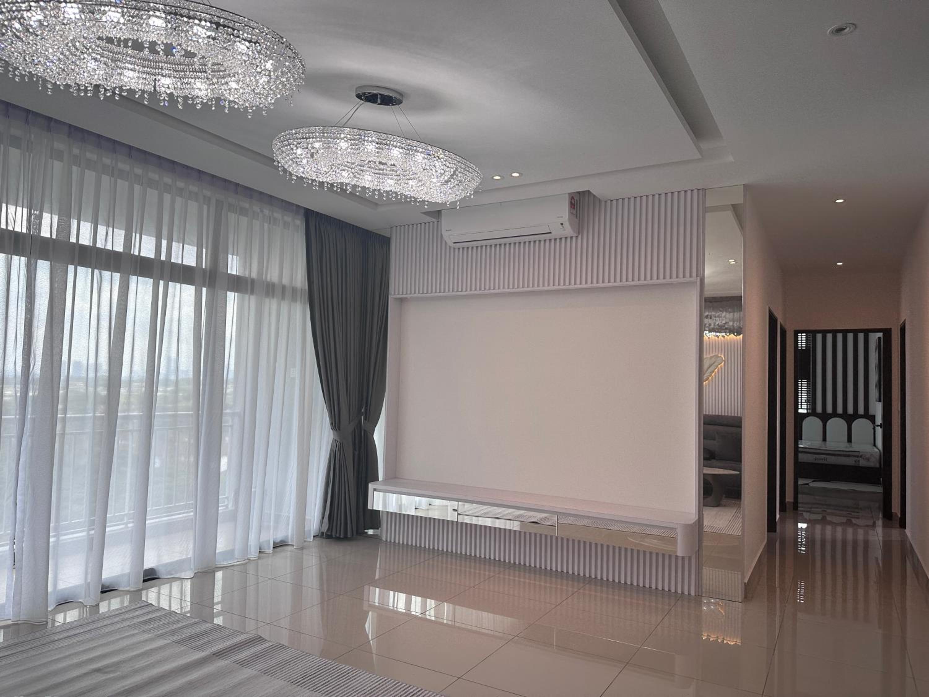 New Mount Austin Swarovski Design 15 pax condo