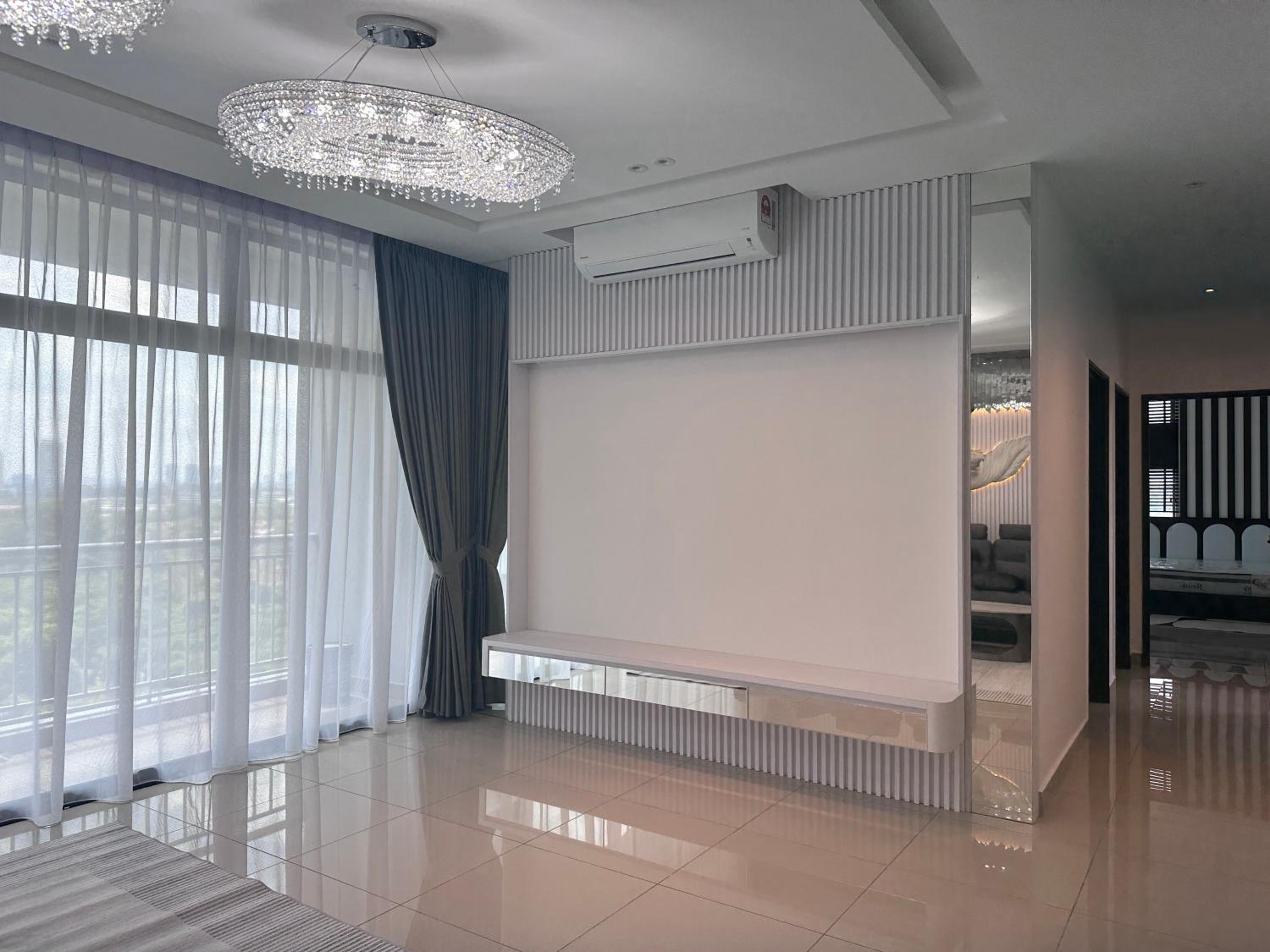 New Mount Austin Swarovski Design 15 pax condo